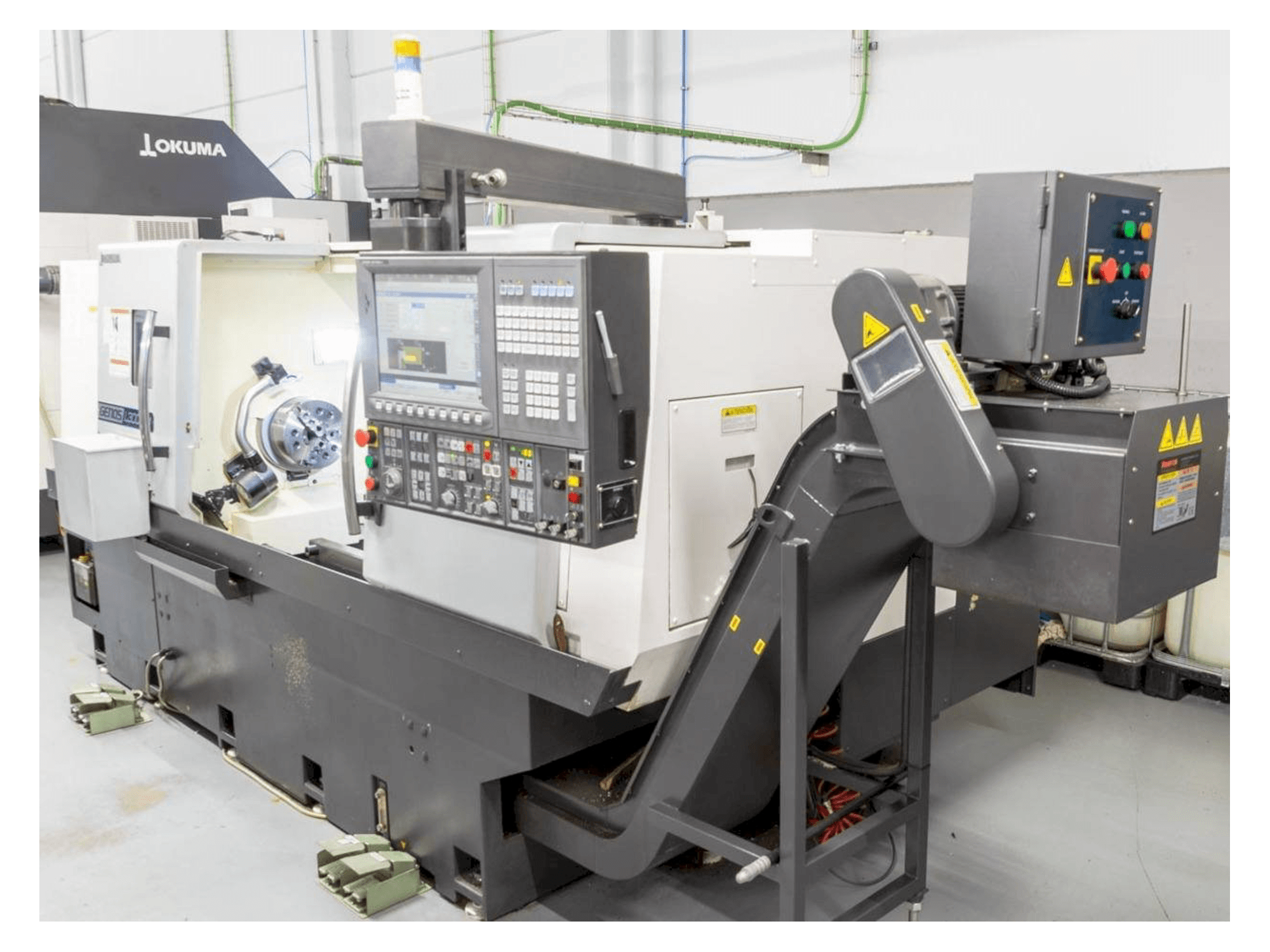 Čelní pohled na Okuma Genos L300E-M stroj