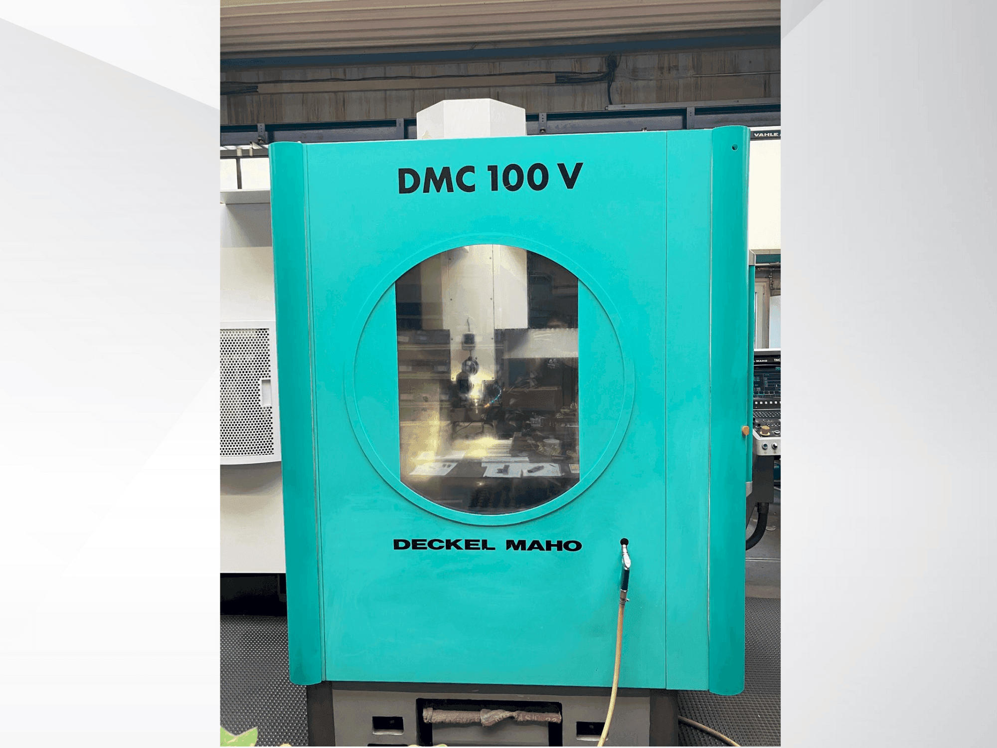 Čelní pohled na DECKEL MAHO DMC 100V stroj