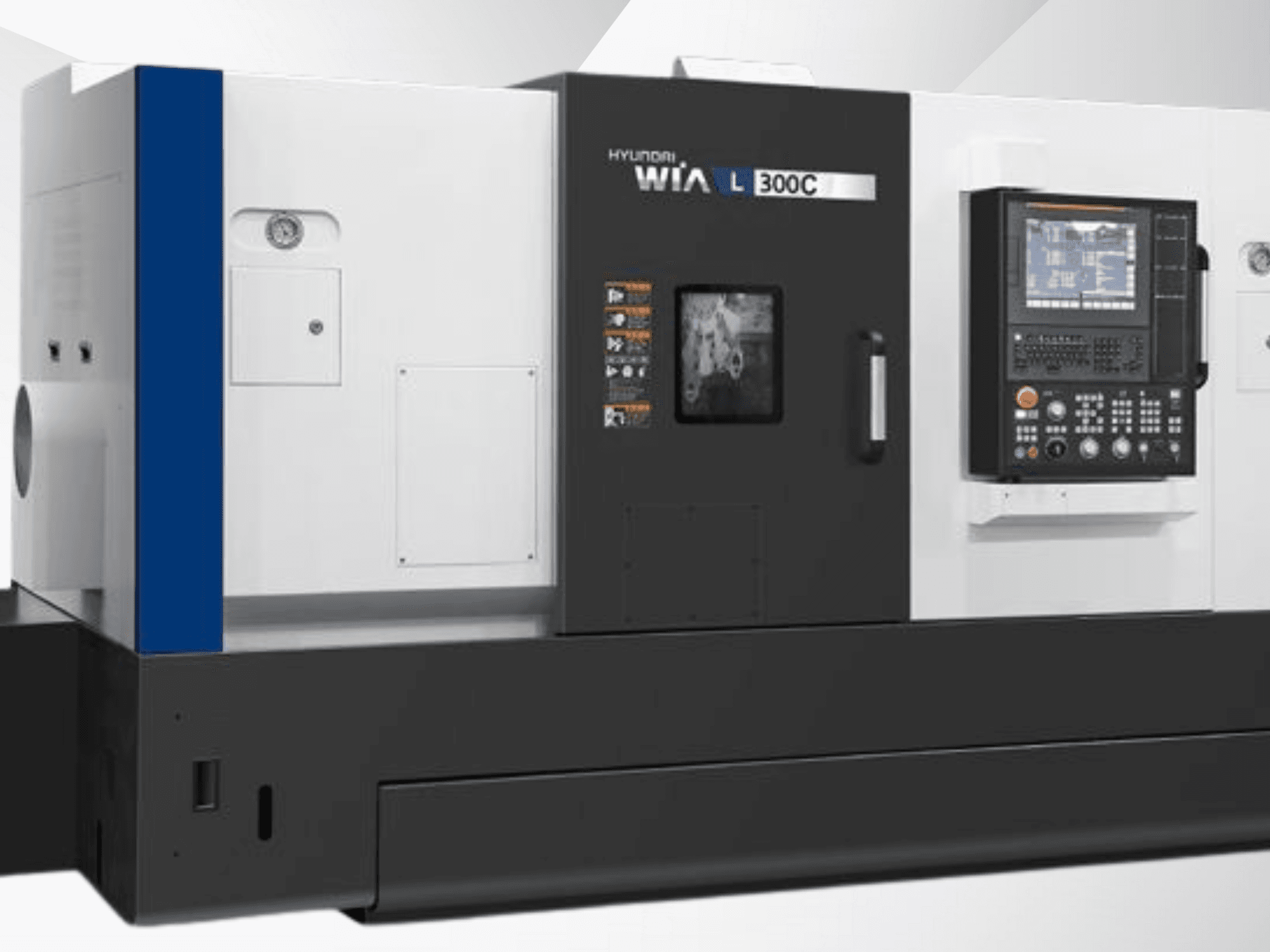 CNC soustruh Hyundai WIA L300C, pohled zepředu, s ovládacím panelem a provozním displejem. Vyznačuje se elegantním, moderním designem.