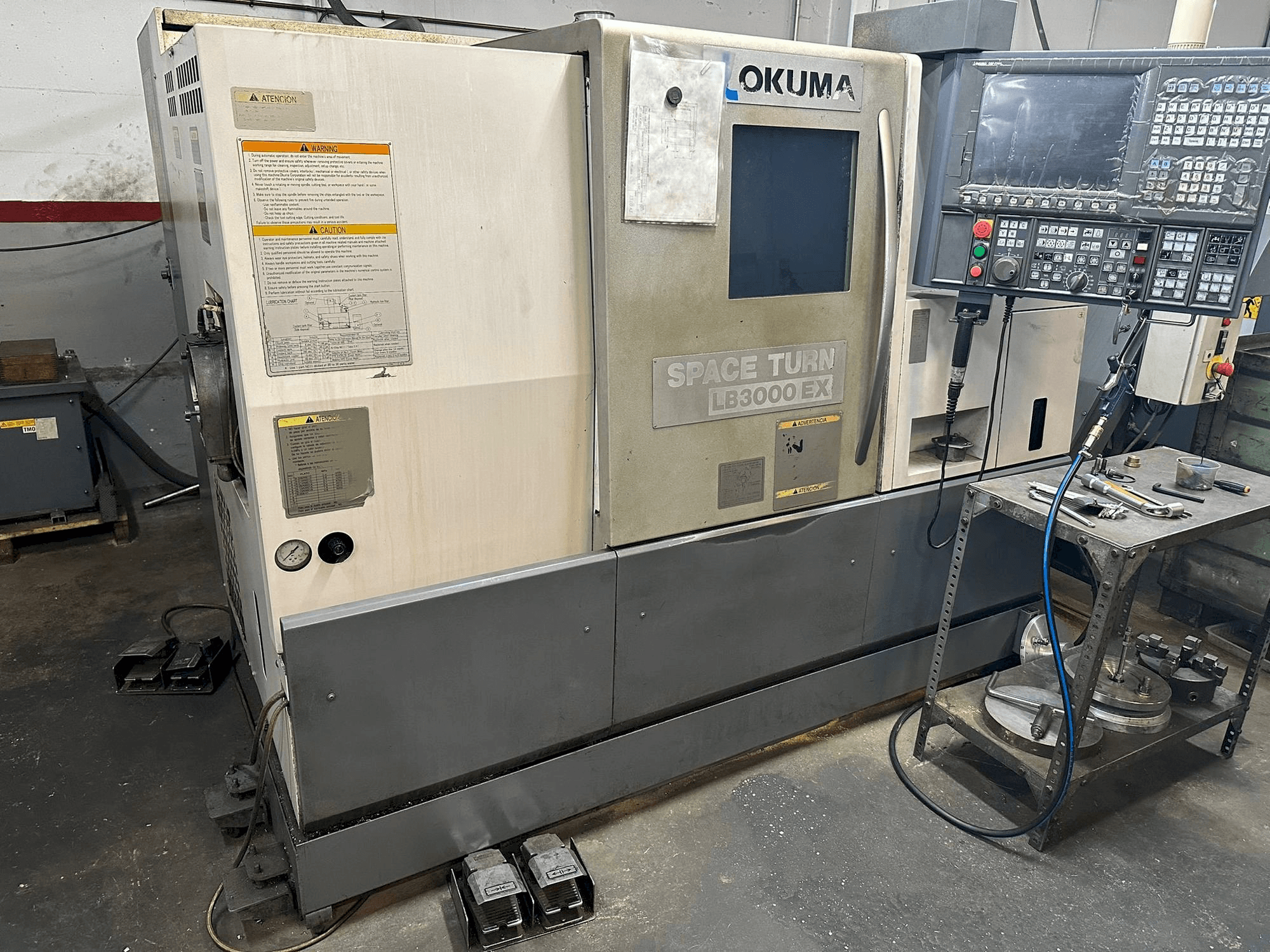 Čelní pohled na Okuma LB 3000EX stroj