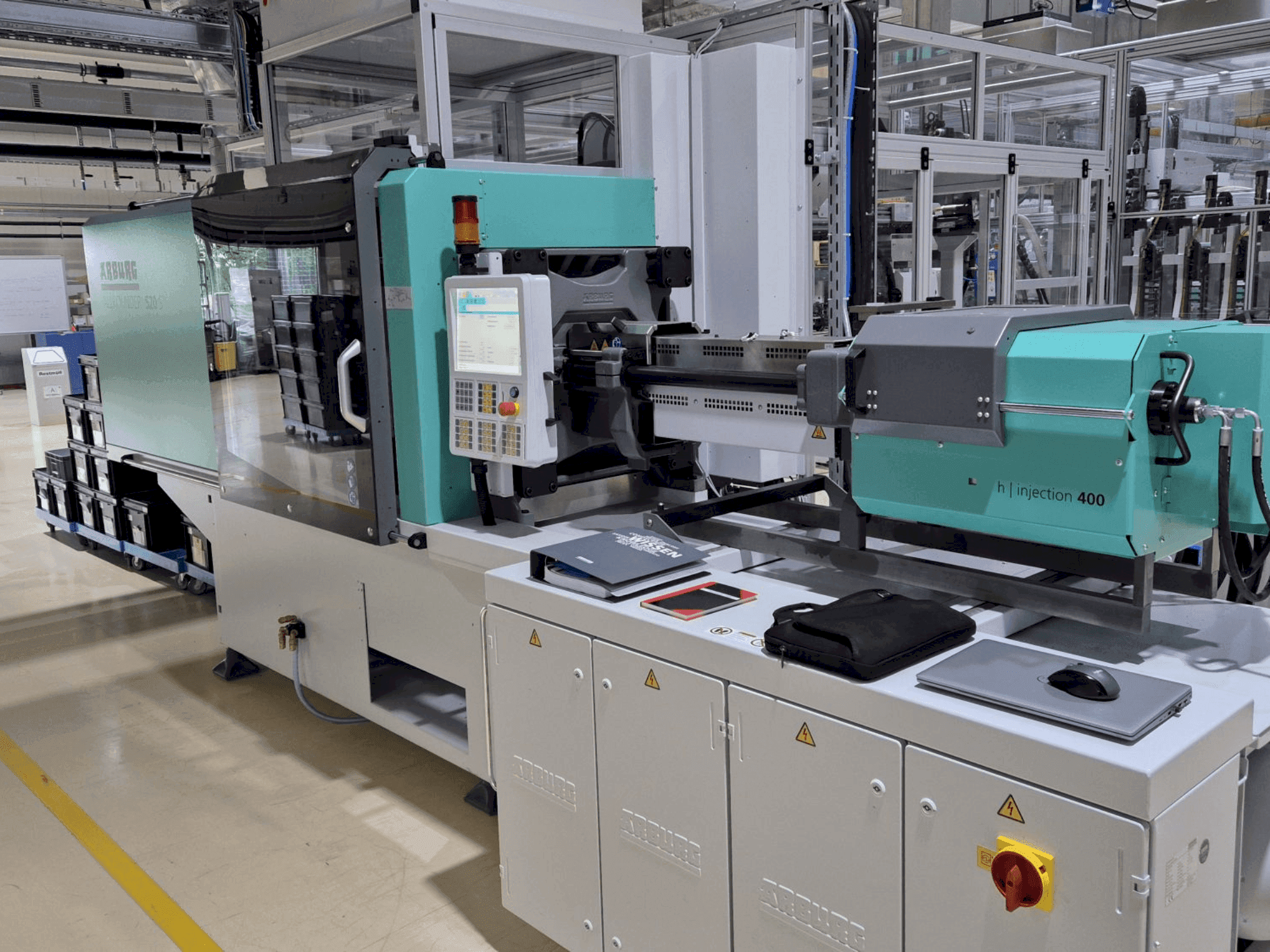 Čelní pohled na Arburg Allrounder 520S 1600-400 stroj