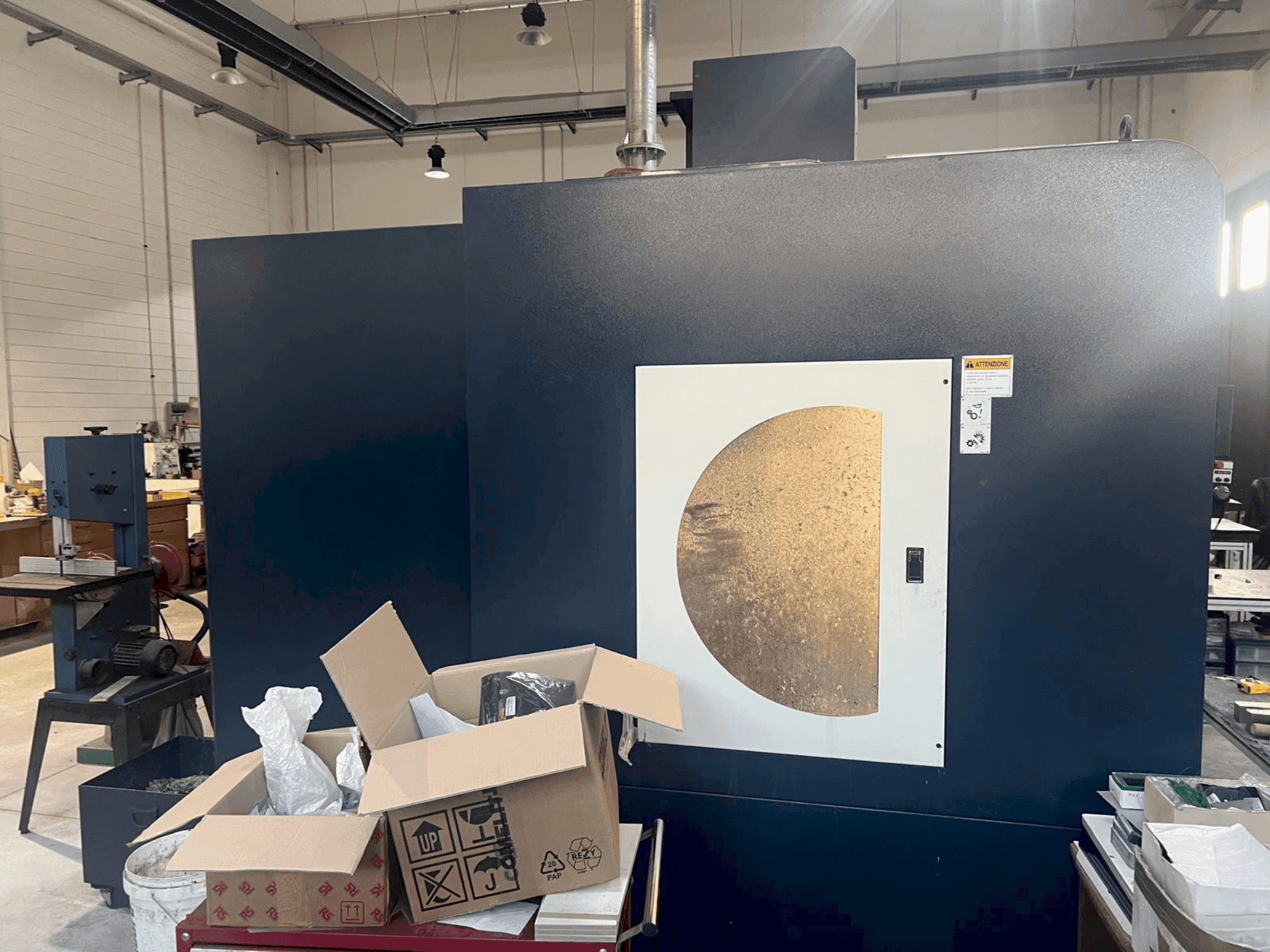 Čelní pohled na Johnford Dart VMC 1000A HI TECH stroj