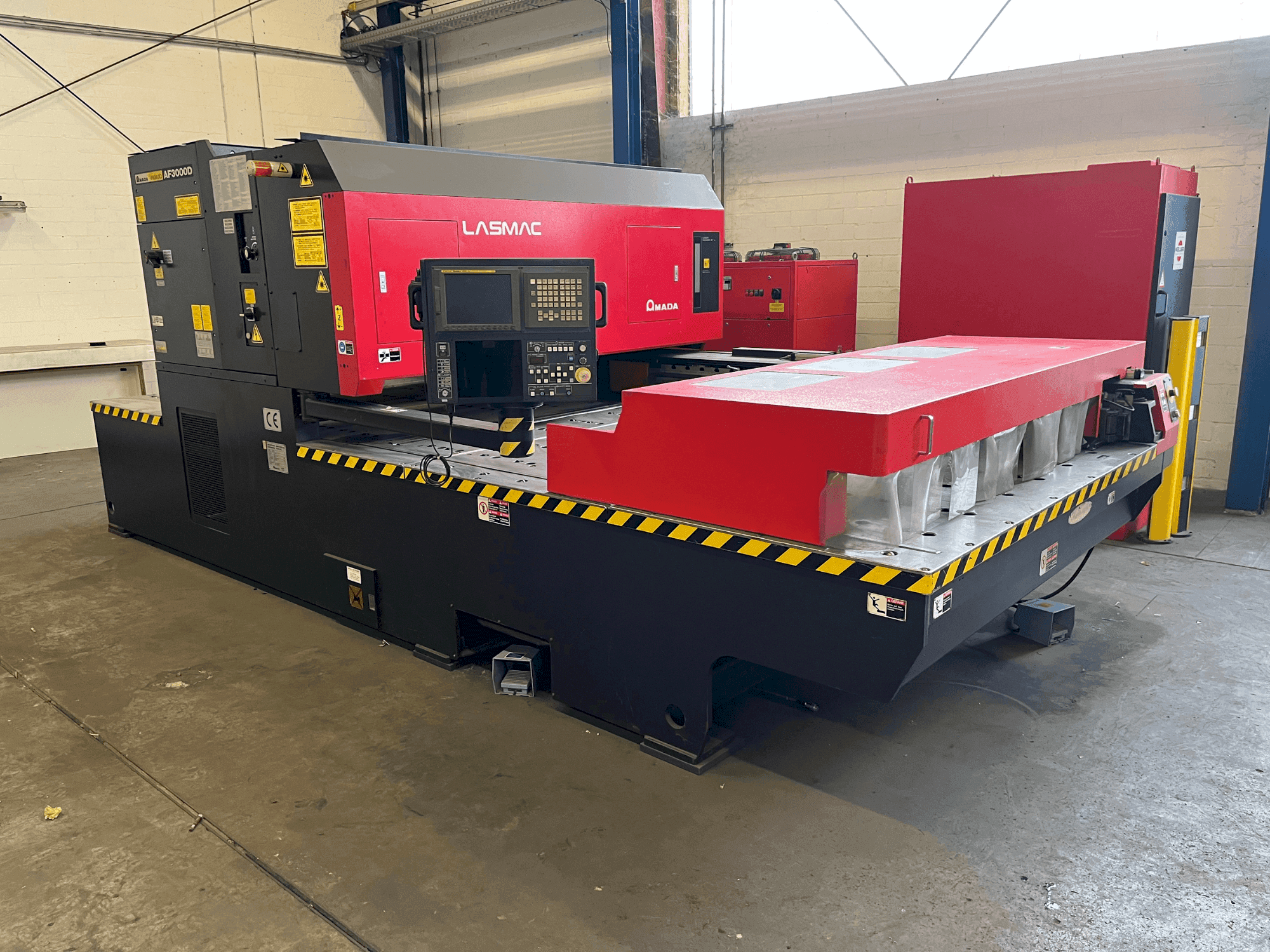 Čelní pohled na AMADA LC-2415 A3 stroj