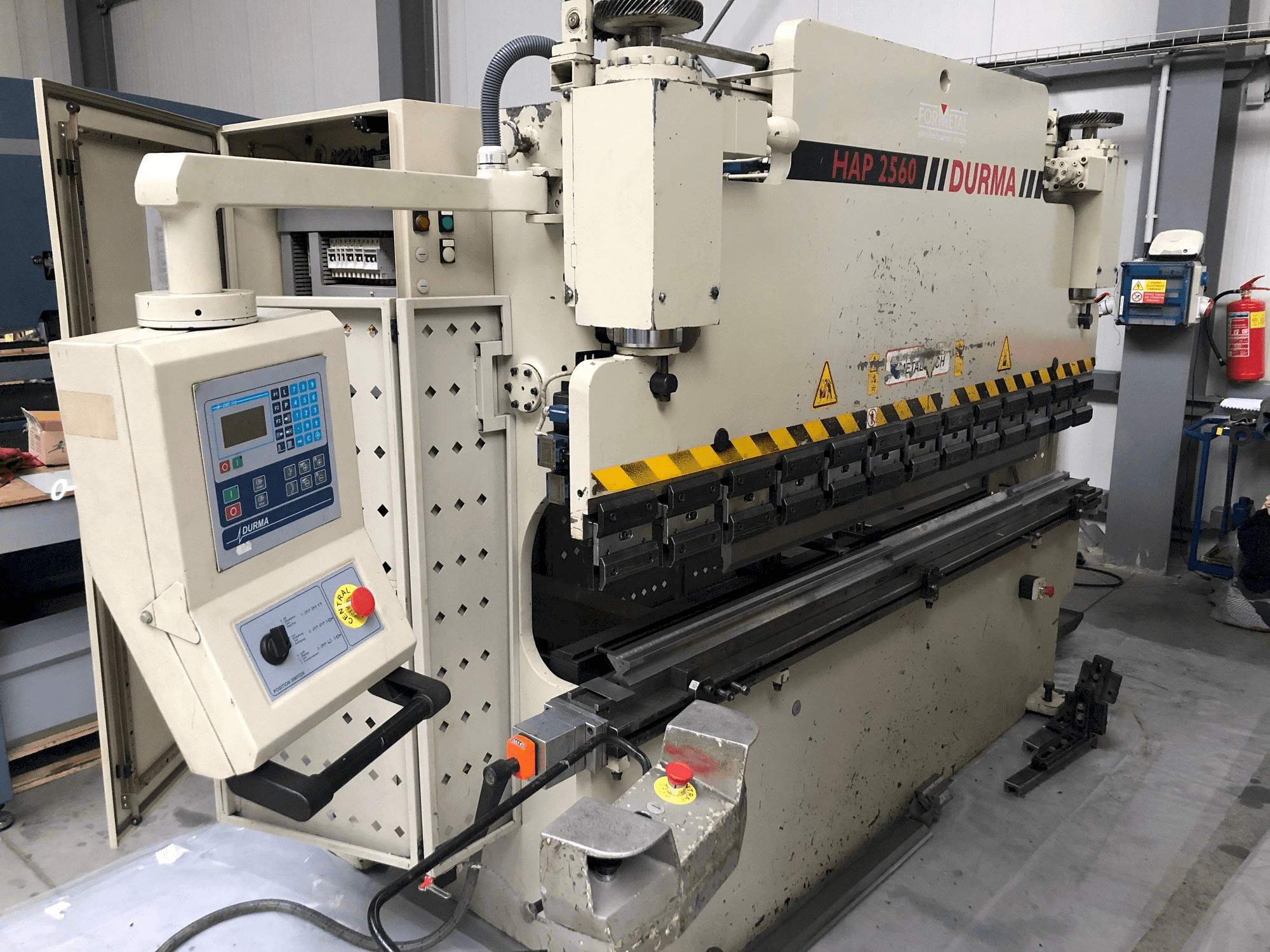 Čelní pohled na Durma HAP 2560 stroj