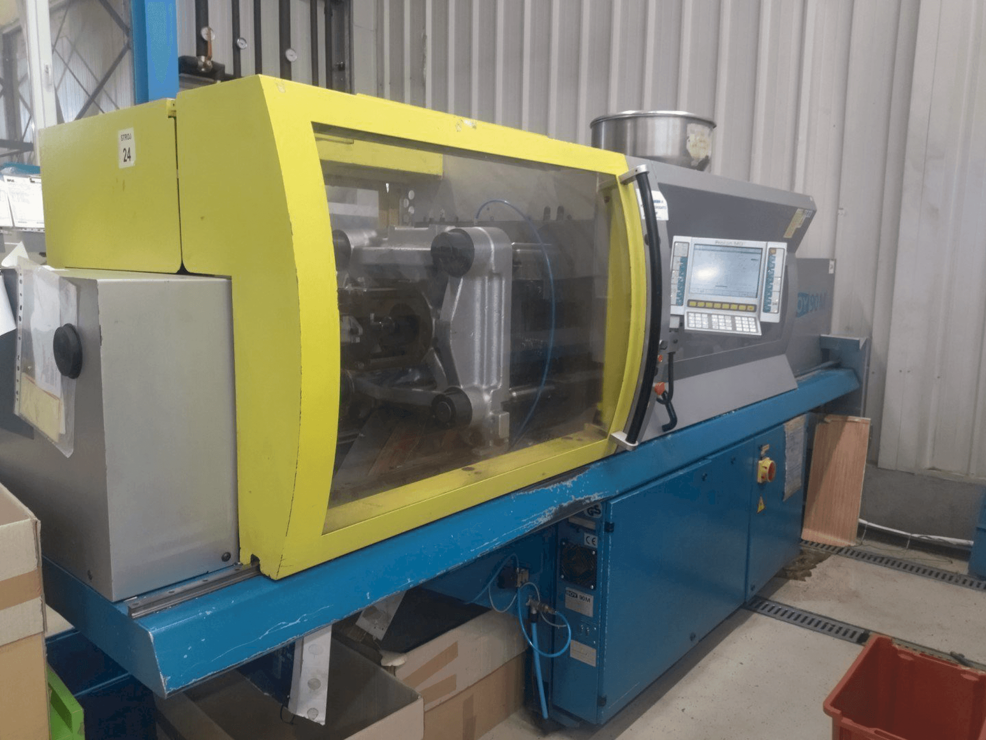 Čelní pohled na BOY 90M stroj