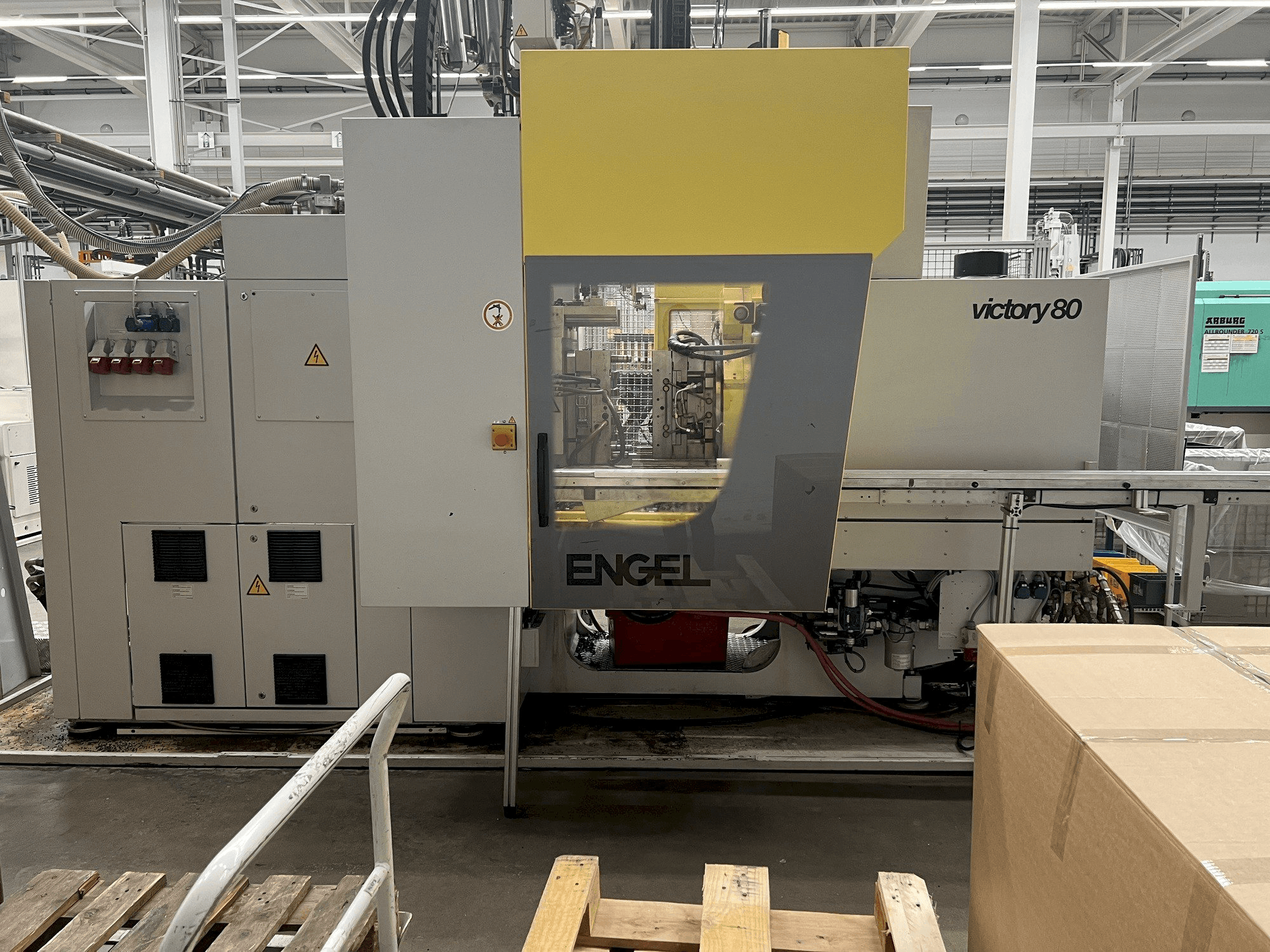 Čelní pohled na Engel VC 330H/80V/80CO stroj