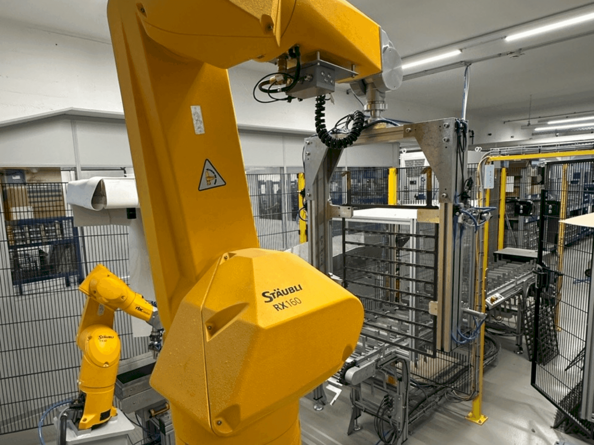 Čelní pohled na STAUBLI RX160 stroj