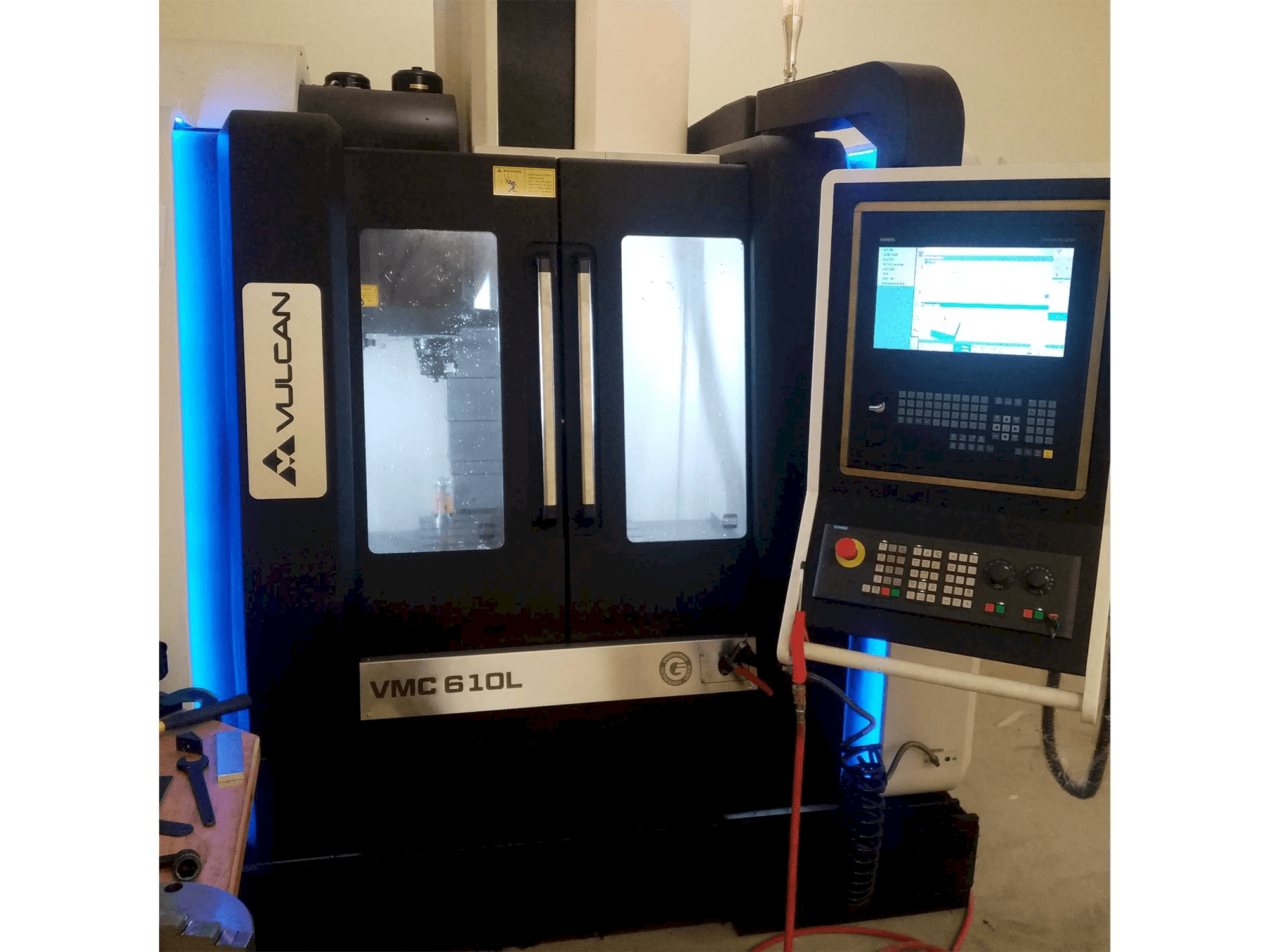 Čelní pohled na VULCAN VMC 610L stroj