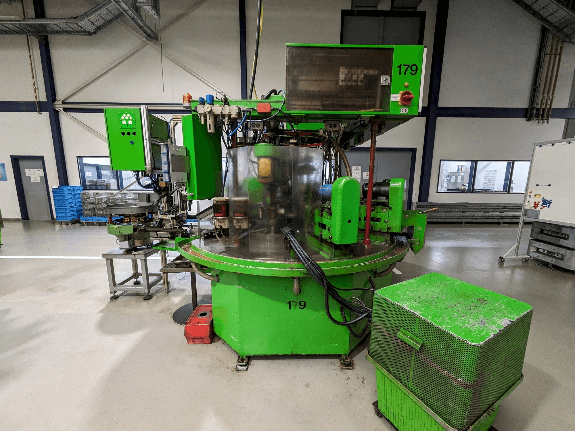 Čelní pohled na SIHN Ring piece stroj