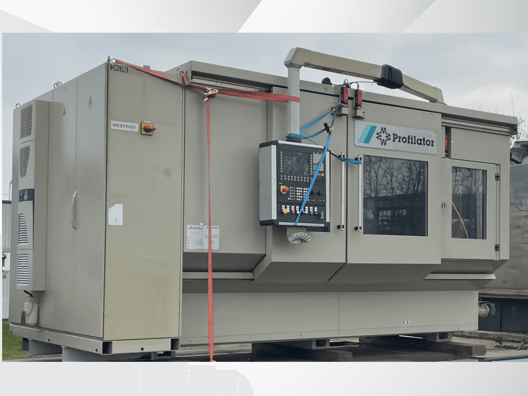 Profilační stroj v bočním pohledu, s ovládacím panelem, bezpečnostními štítky a ochrannou páskou, na dřevěné plošině.