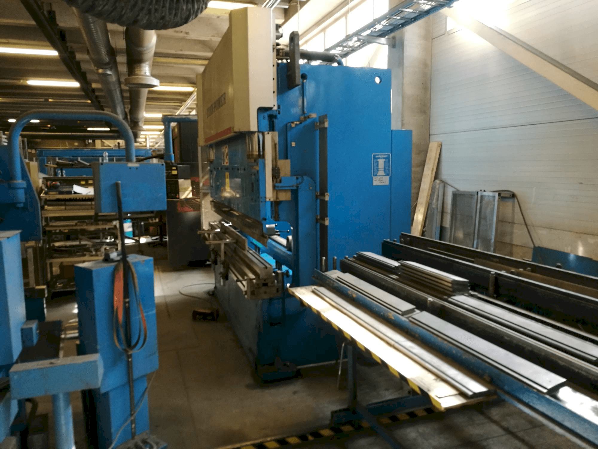 Čelní pohled na Finn-Power JAROMET CNC J 100 -3000 stroj