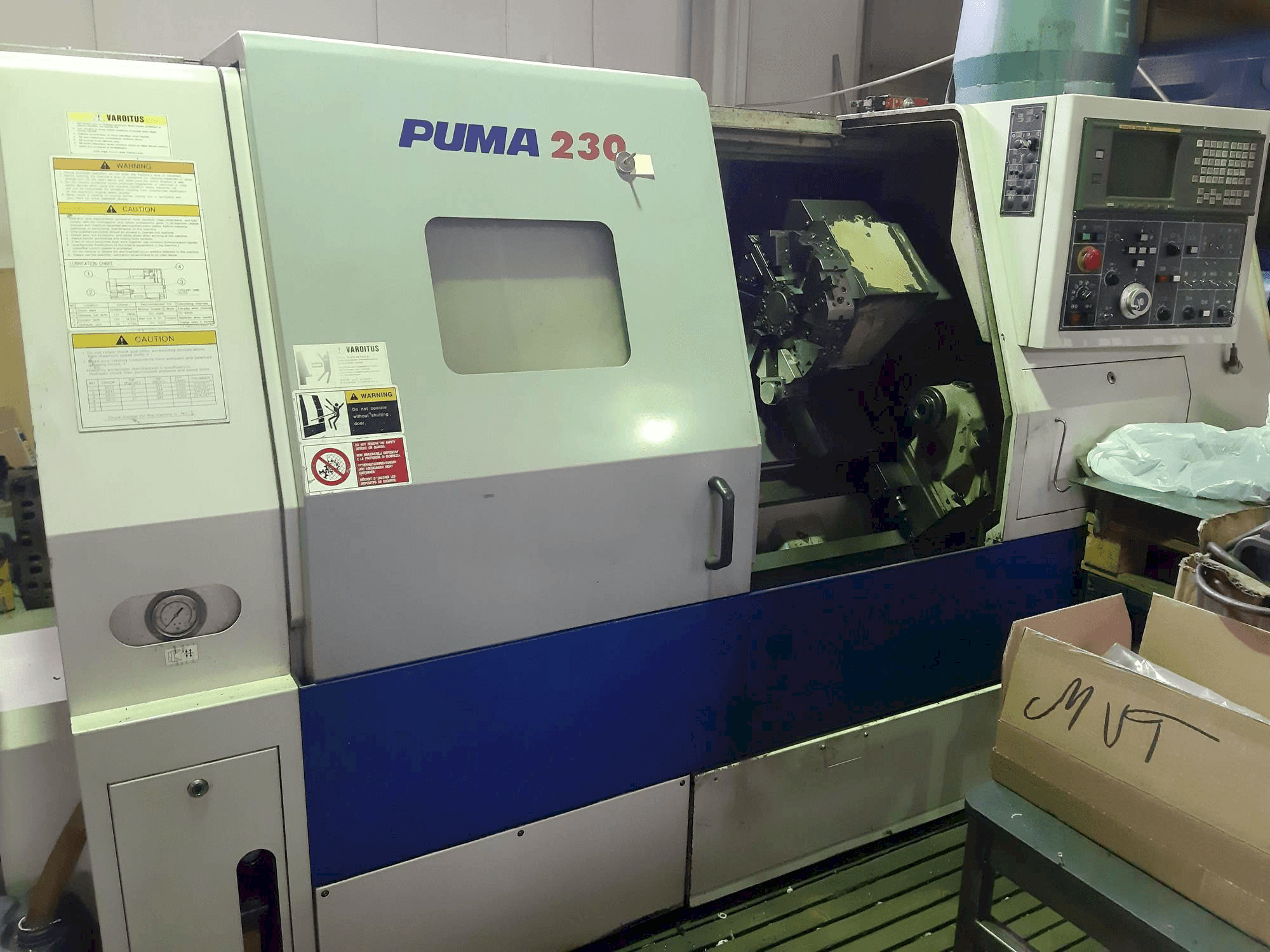 Čelní pohled na DAEWOO PUMA 230 stroj