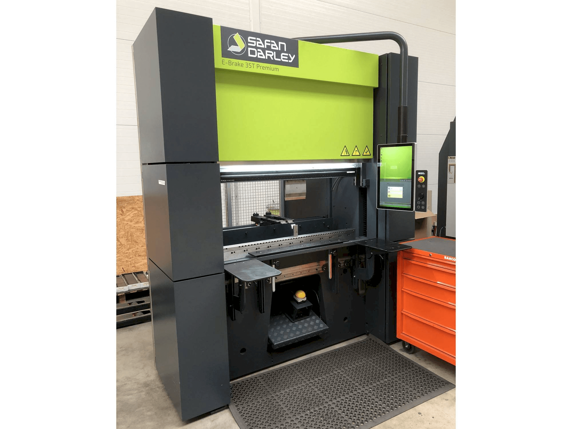 Čelní pohled na Safan Darley E-Brake 35T Premium stroj