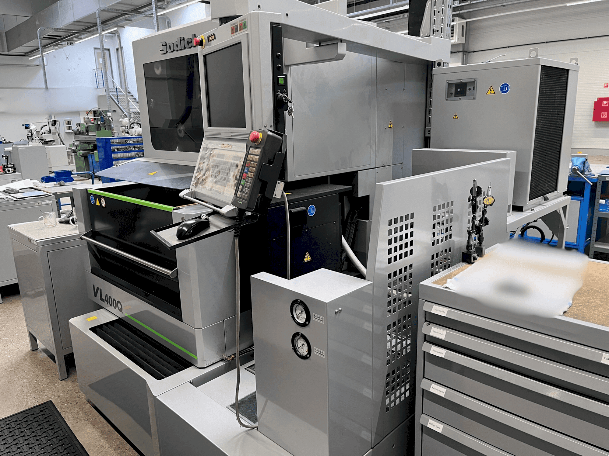 Čelní pohled na Sodick VL 400Q stroj