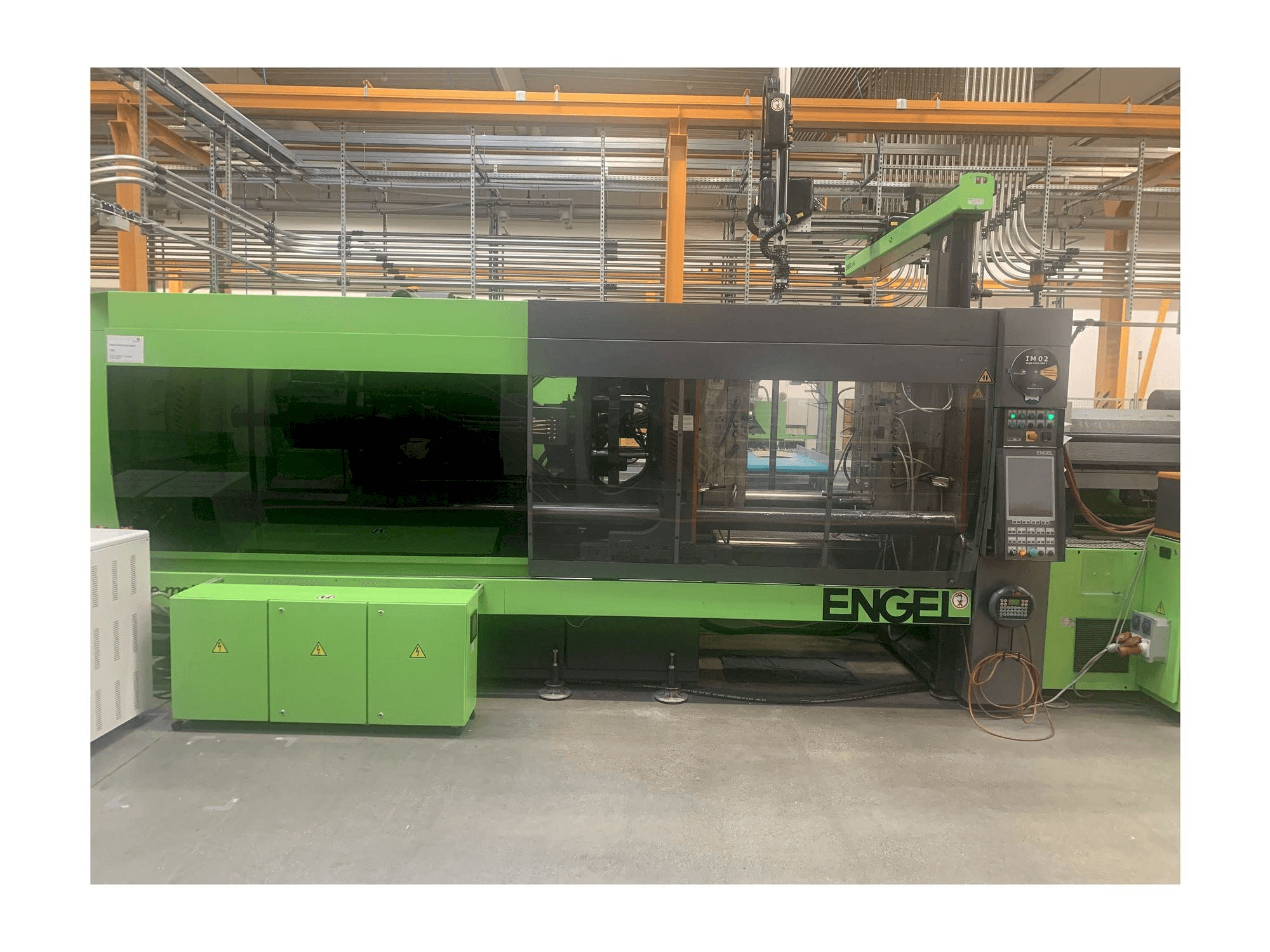 Čelní pohled na Engel e-motion 5440/500 T stroj
