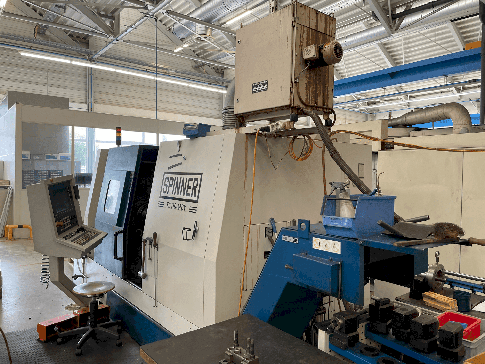 Čelní pohled na SPINNER TC 110 stroj