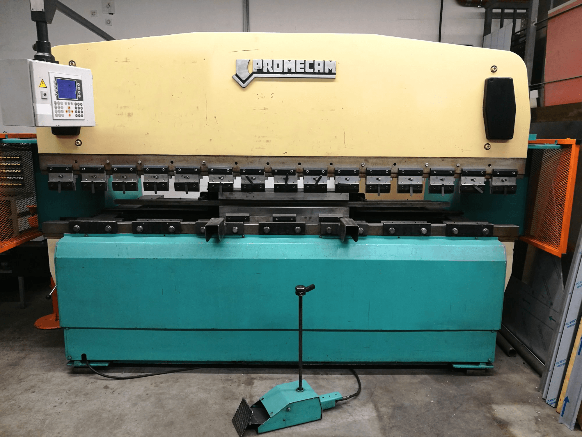 Čelní pohled na PROMECAM RG-103 stroj
