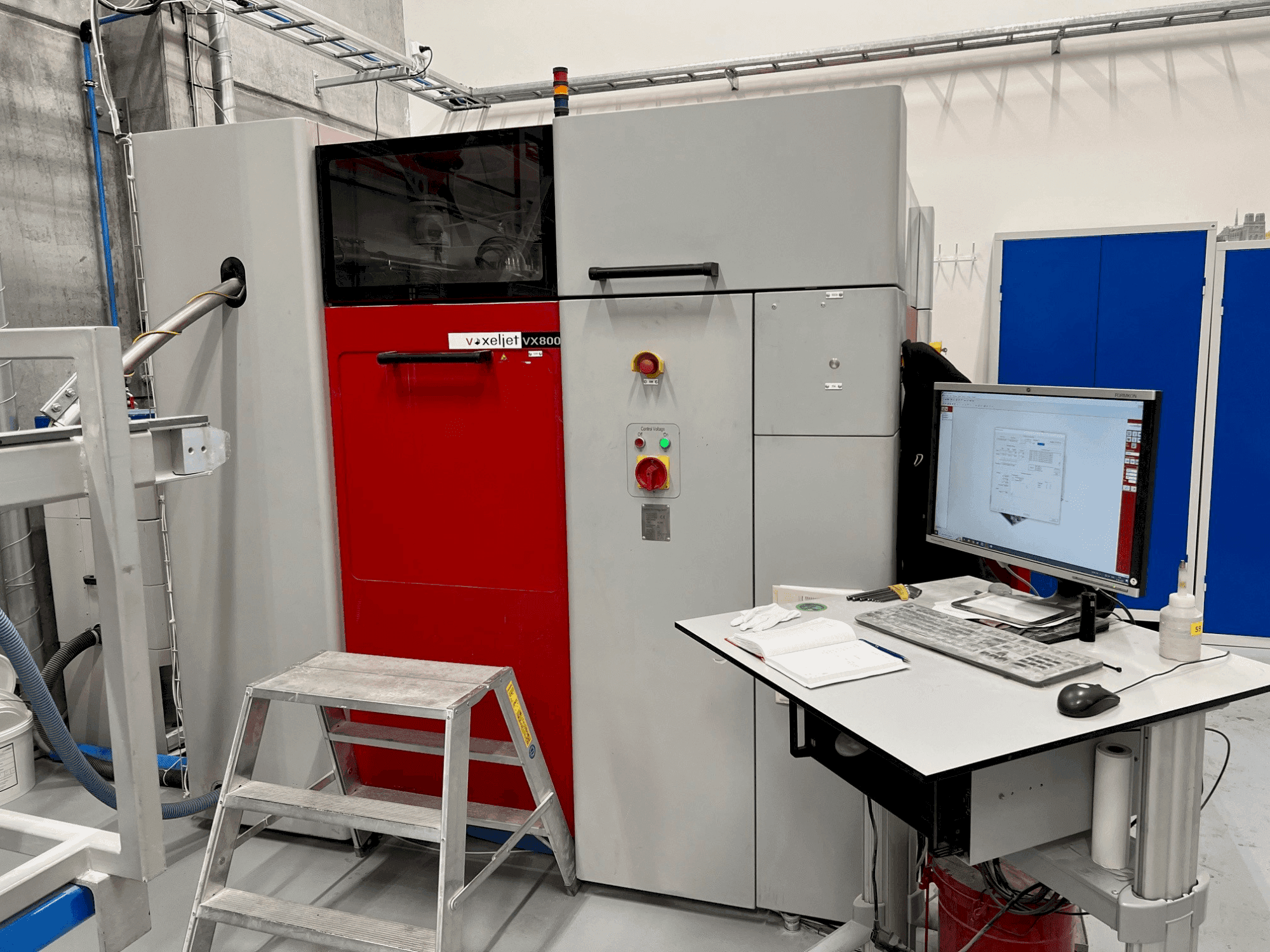 Čelní pohled na VOXELJET VX800 (2010) stroj