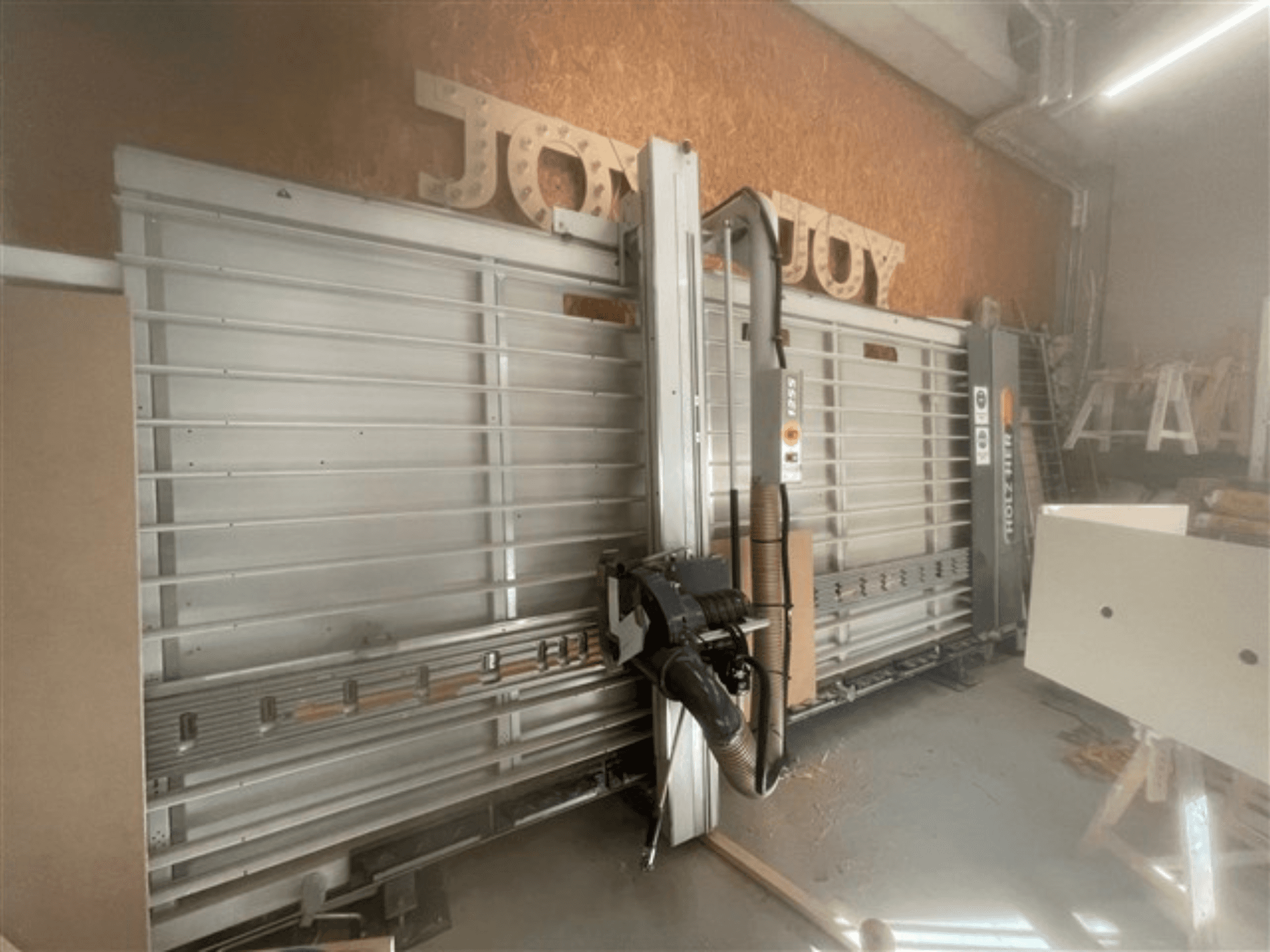 Horizontální pila na desky, značka Holz-Her, boční pohled, ukázka pilového kotouče, odsávání prachu a úložného prostoru.