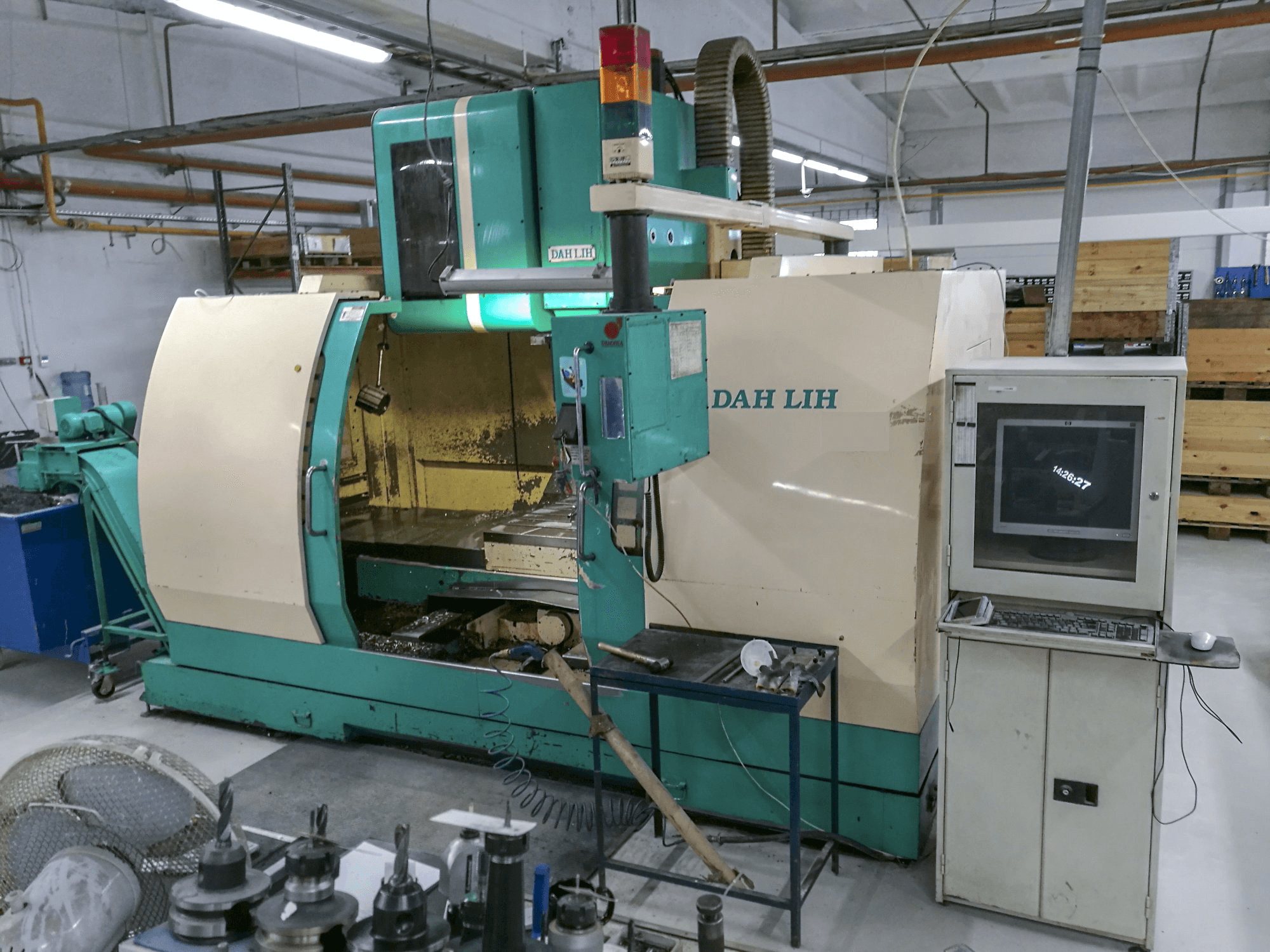 Čelní pohled na DAH LIH DL-MCV1250 stroj