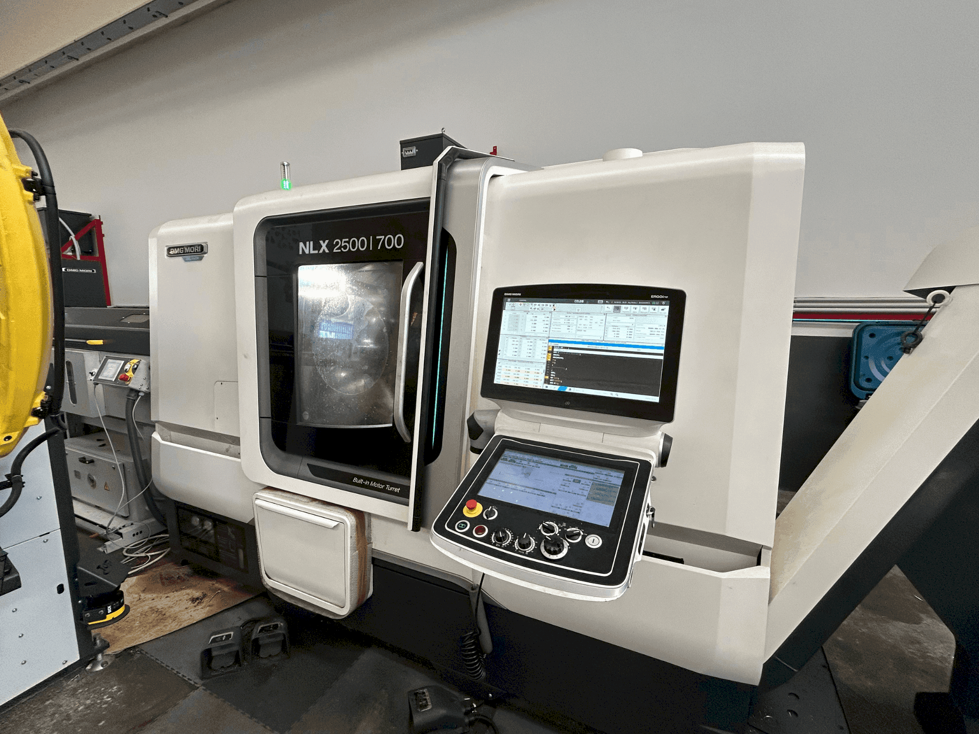 Čelní pohled na DMG MORI NLX 2500 SY / 700 stroj