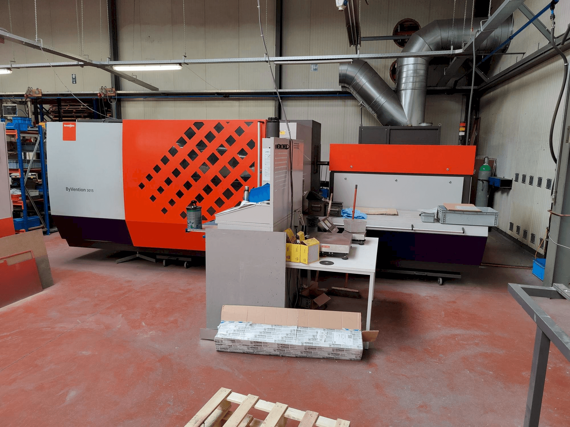 Čelní pohled na Bystronic ByVention 3015 stroj