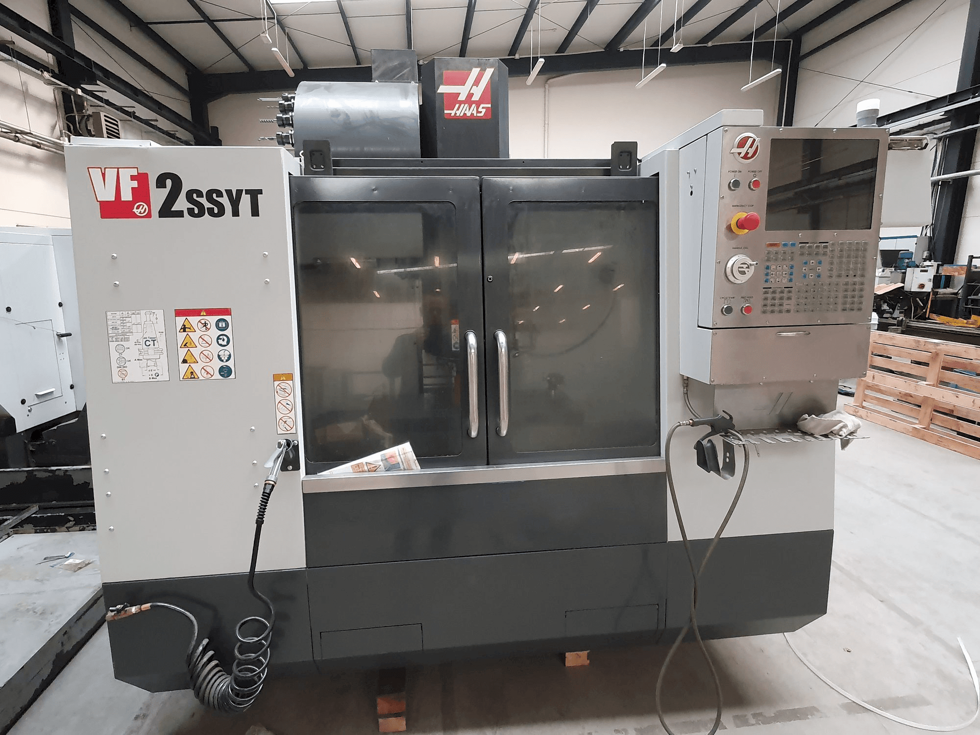 Čelní pohled na HAAS VF-2SSYT stroj