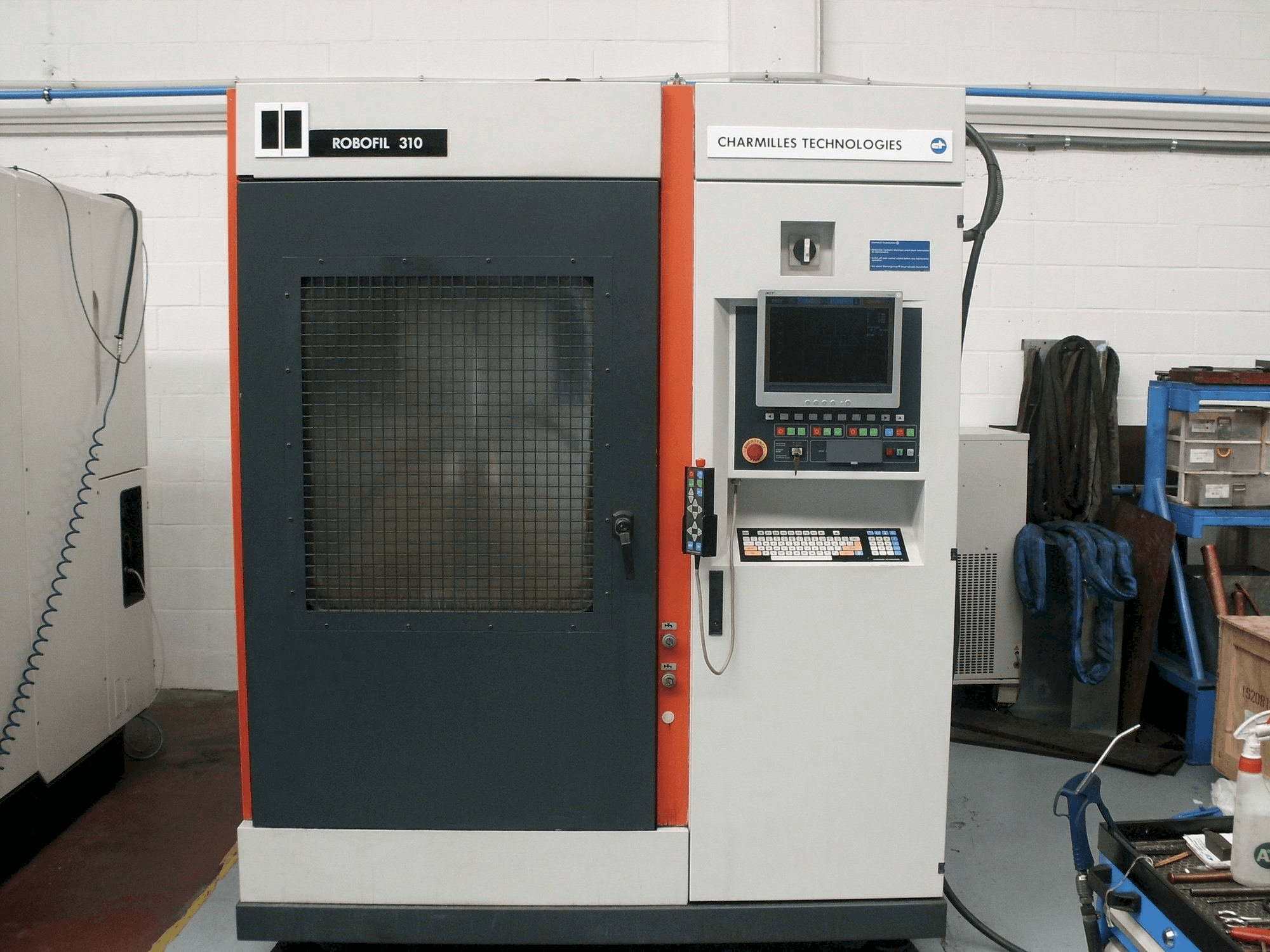 Čelní pohled na CHARMILLES Robofil 310 stroj