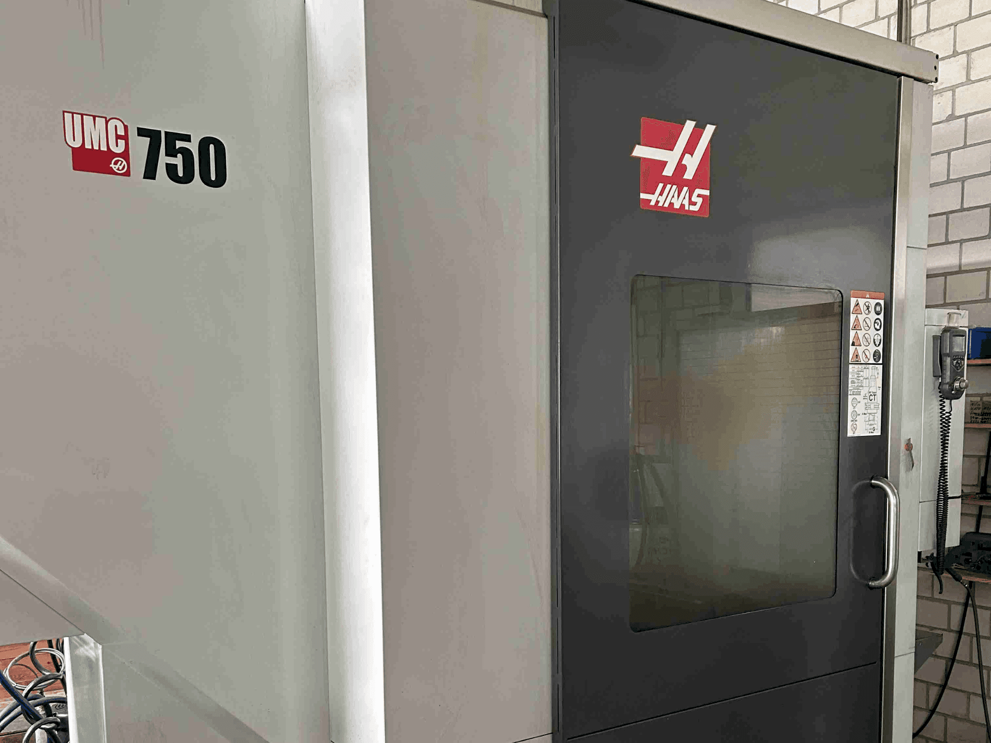 Čelní pohled na HAAS UMC-750 stroj