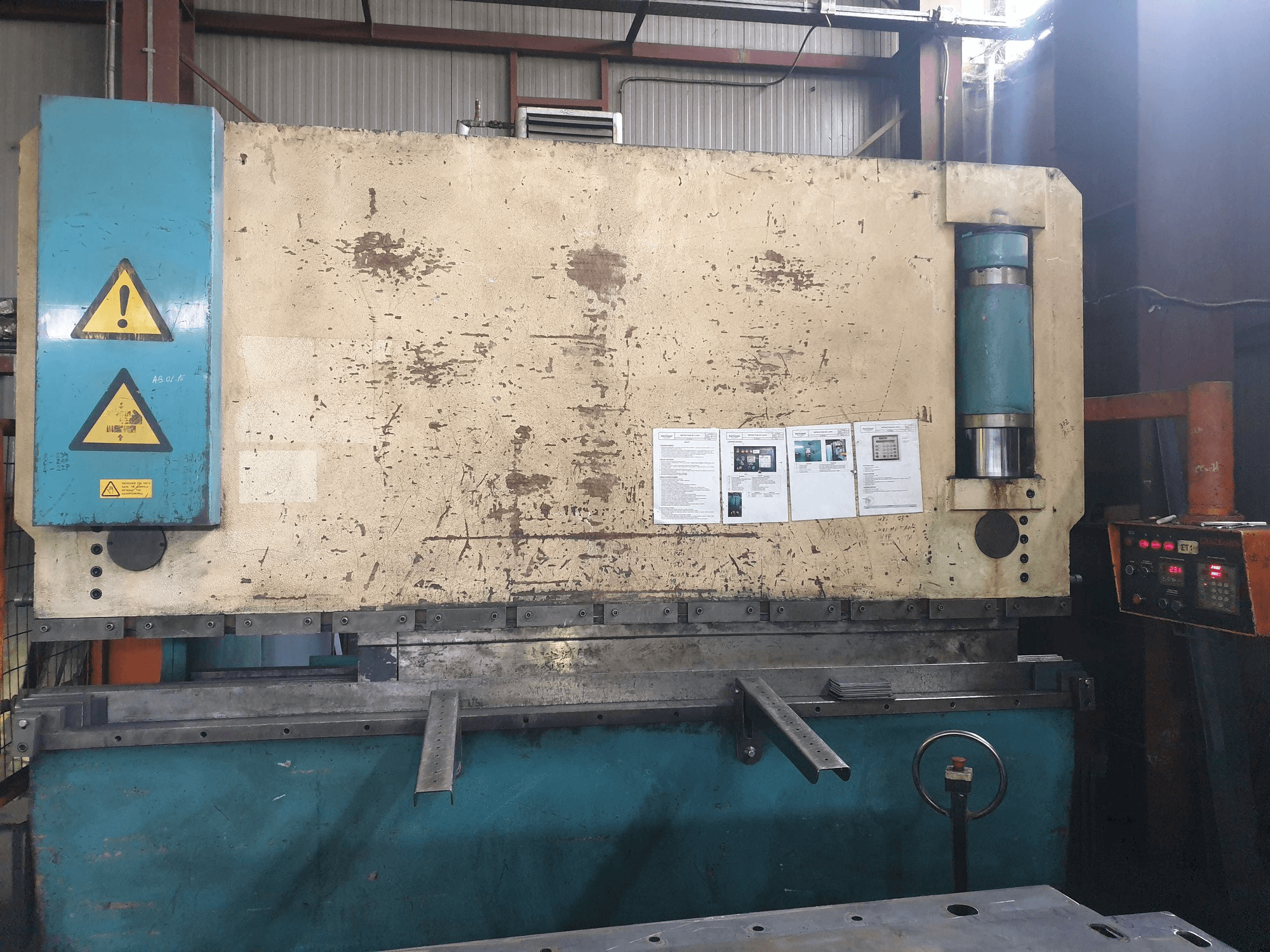 Čelní pohled na GIZELIS PB 130/3000 stroj