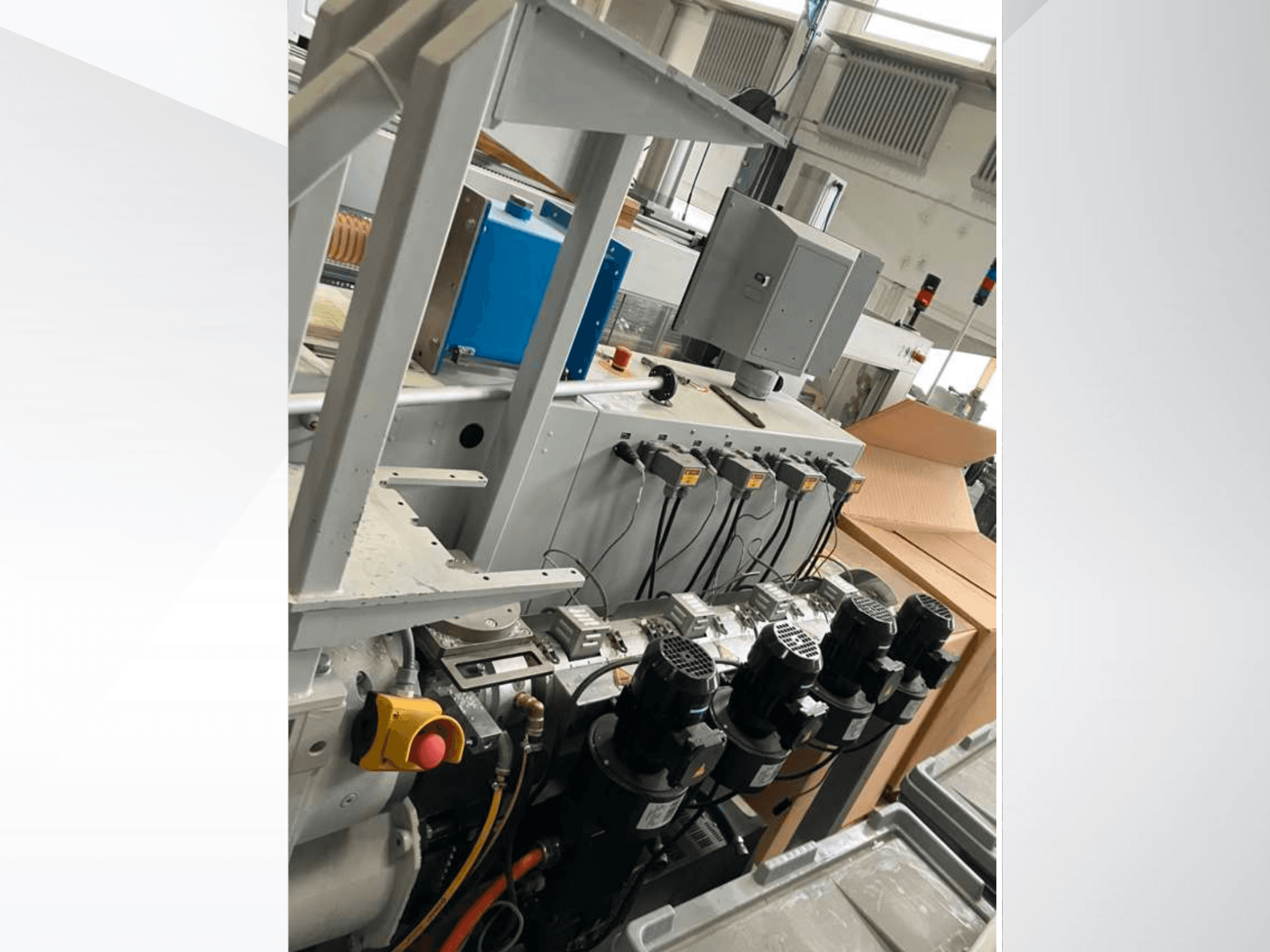 Jednošnekový extrudér Krauss Maffei KME 45 XS, boční pohled na ovládací panel, motory a různé součásti.