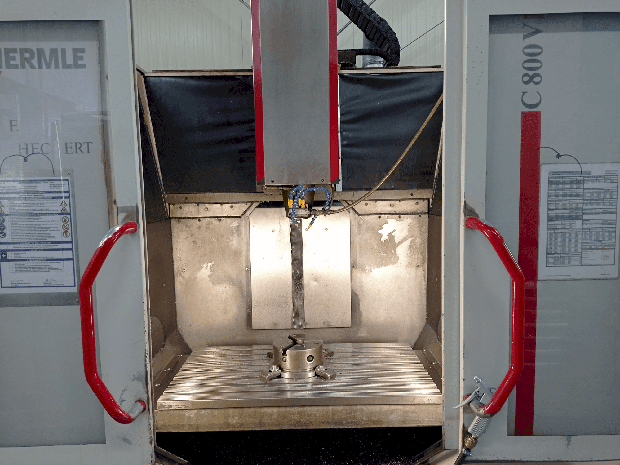 Čelní pohled na HERMLE C800V stroj
