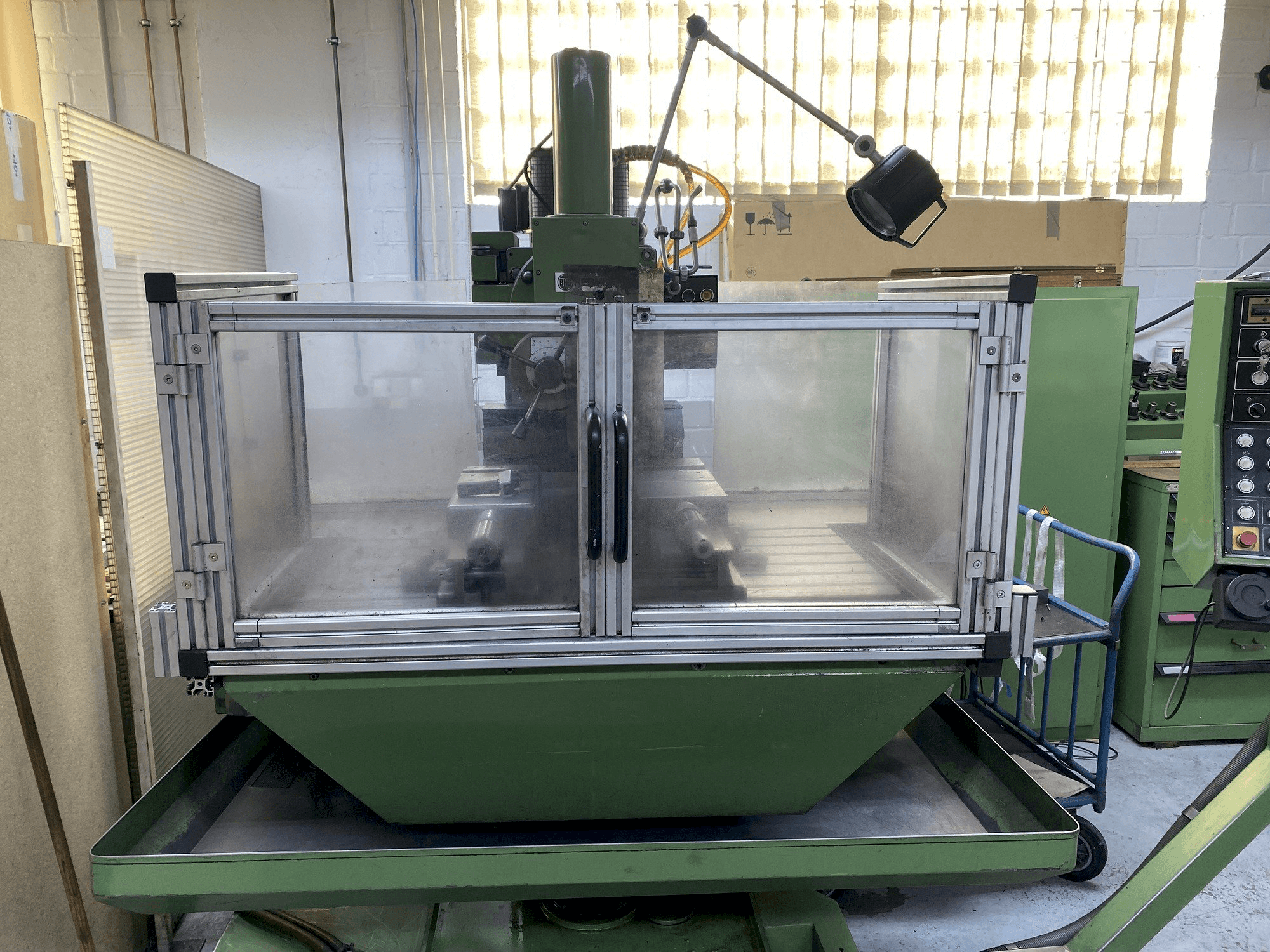 Čelní pohled na HERMLE UWF 1000 stroj