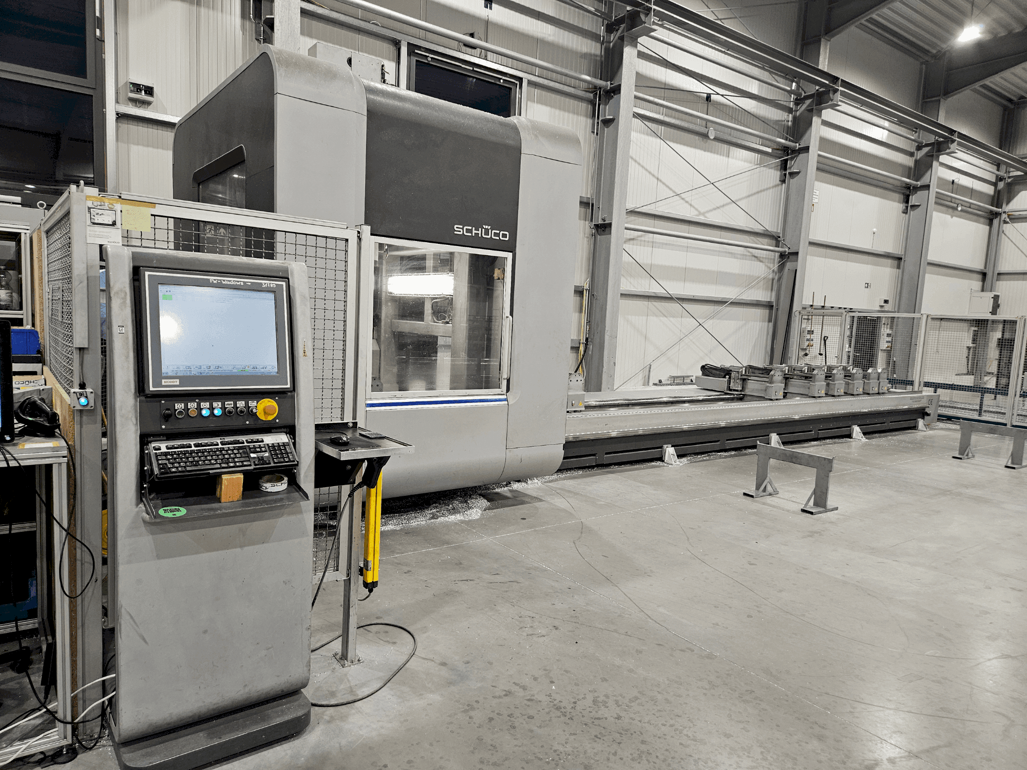 Čelní pohled na SCHÜCO DC 500 stroj