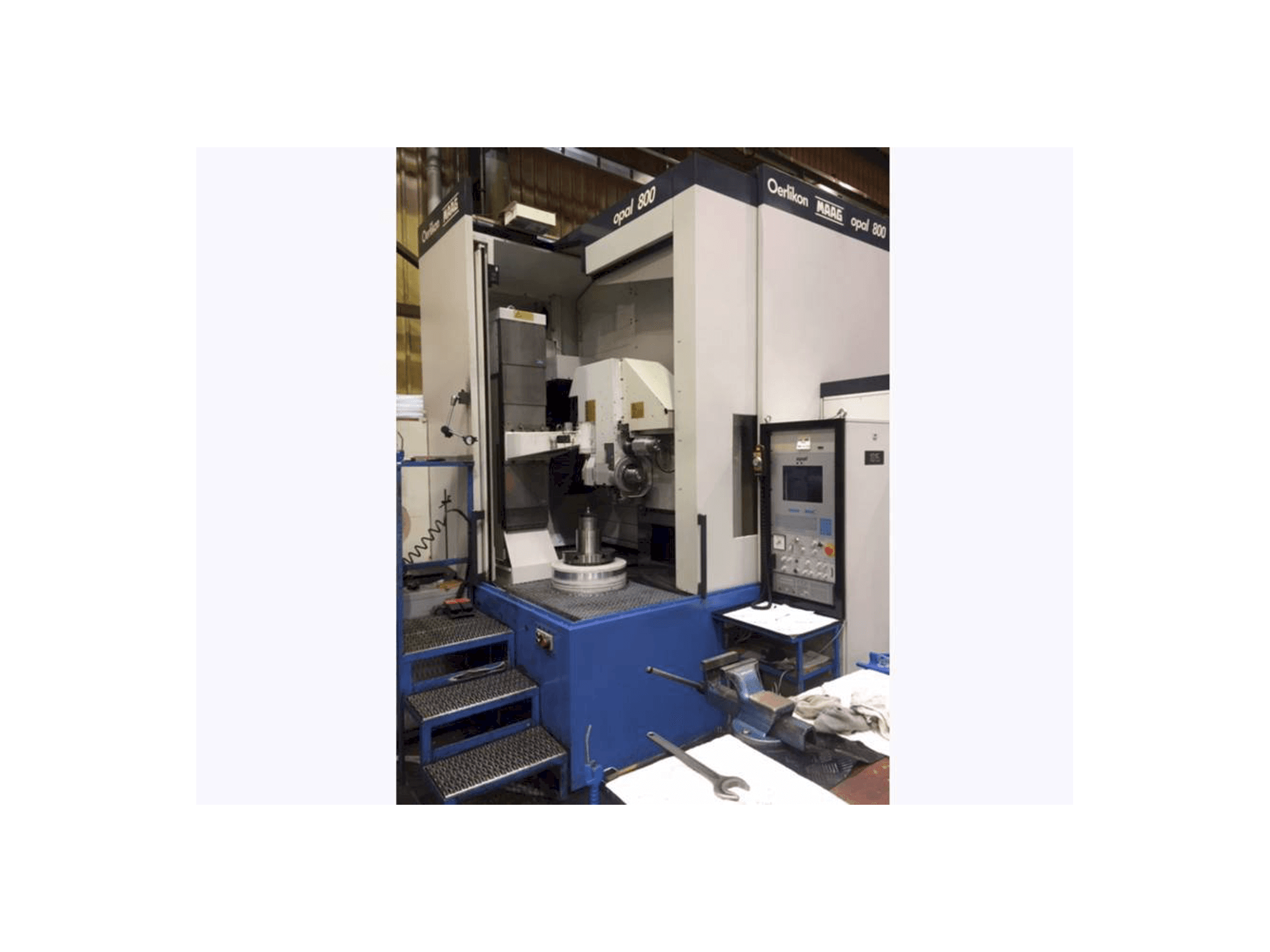 Čelní pohled na Oerlikon MAAG OPAL 800 stroj