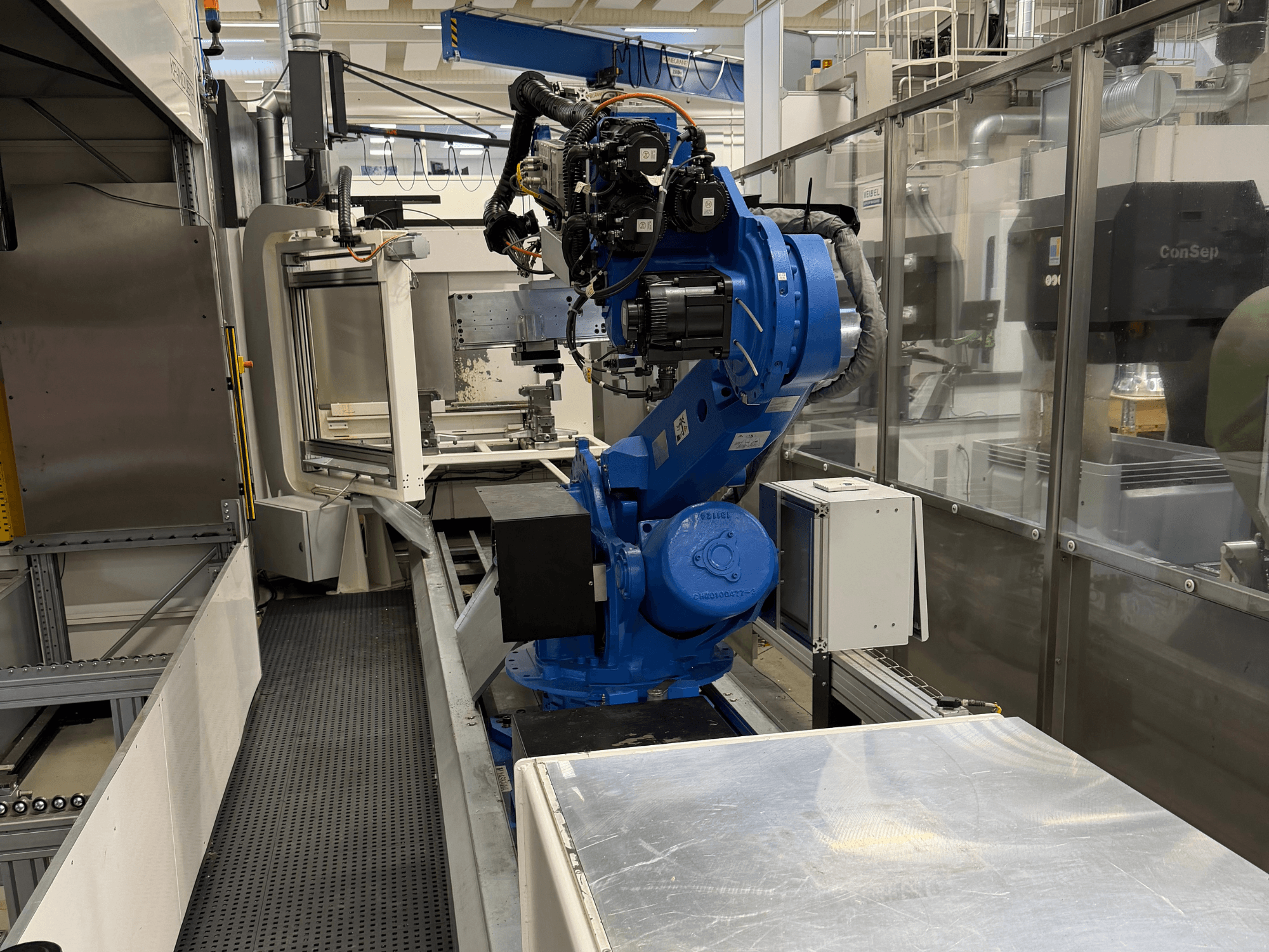 Robotické rameno Yaskawa Motoman ES165D na kolejnici, boční pohled ukazuje automatizační nastavení v průmyslovém prostředí.