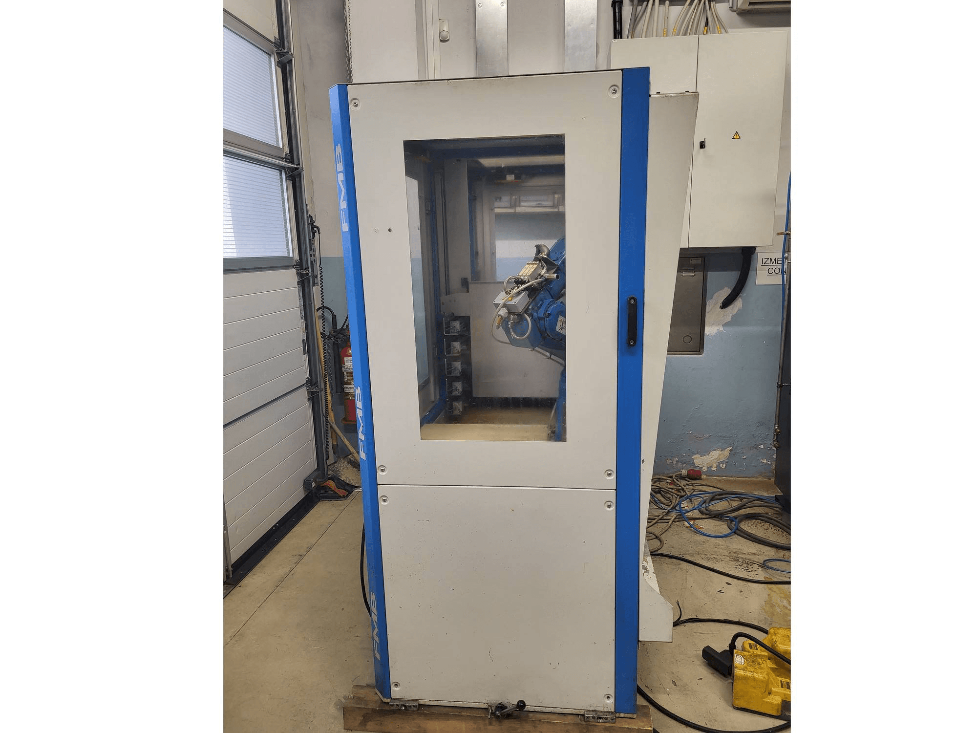 Čelní pohled na Yaskawa YR-MH005LS-A12 stroj