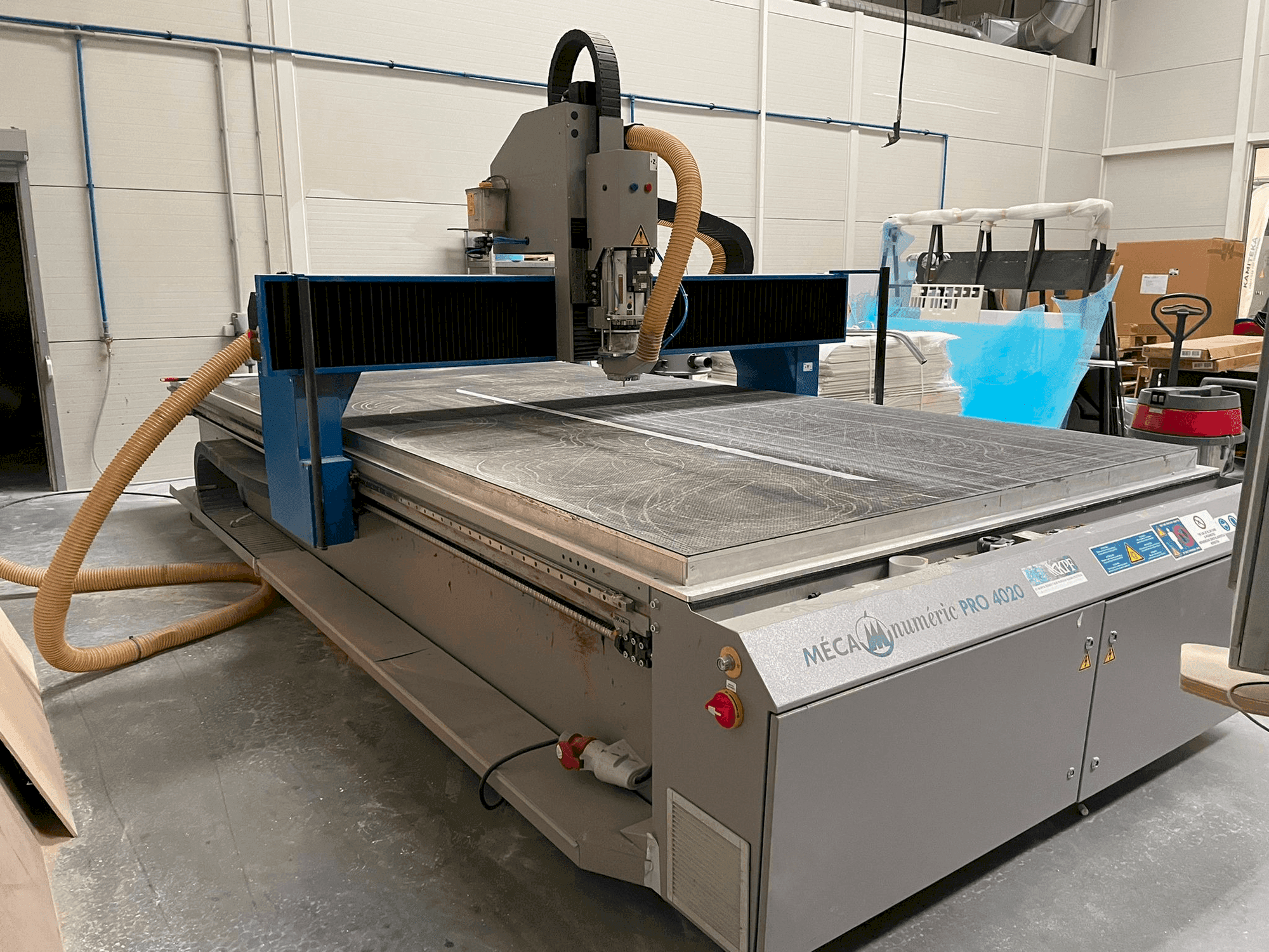 Čelní pohled na MECANUMERIC PRO 4020 stroj