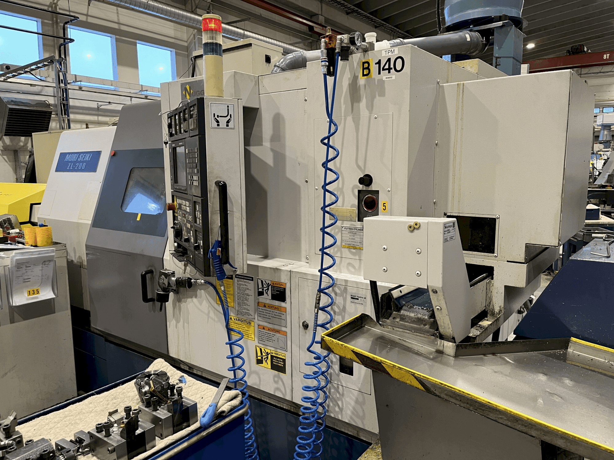 Čelní pohled na MORI SEIKI ZL-200 SMC stroj