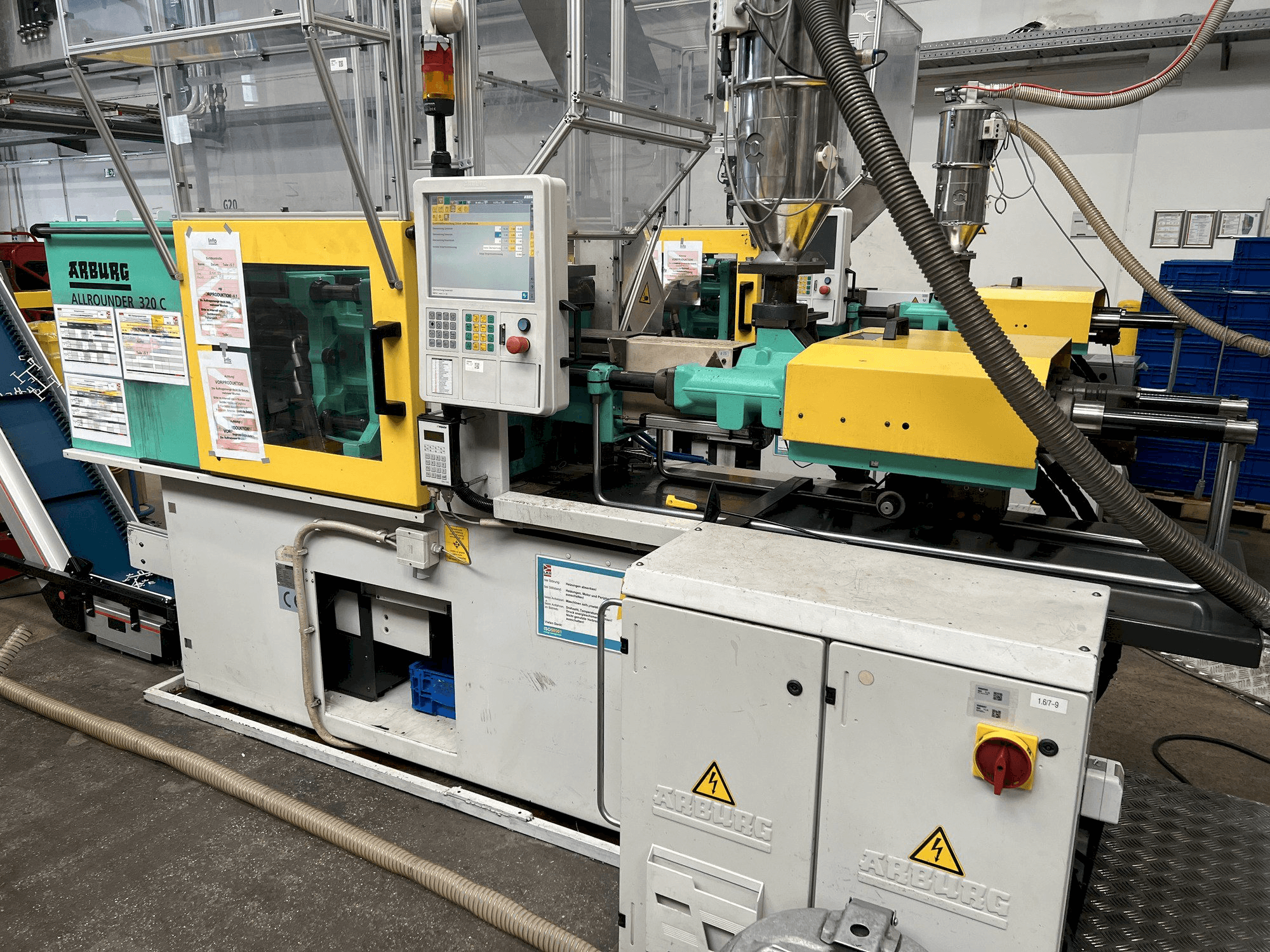 Čelní pohled na Arburg Allrounder 320C 500 - 170 stroj