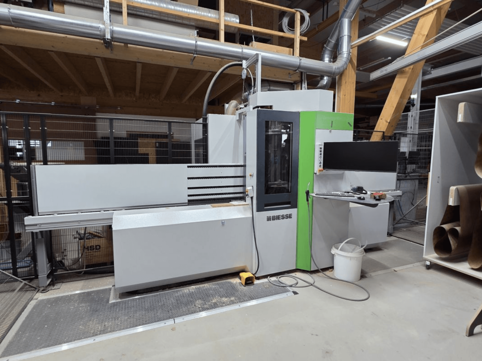 CNC obráběcí centrum BIESSE Brema EKO 2.2, pohled zepředu, na kterém je vidět ovládací panel a hlavní skříň s zelenými prvky.