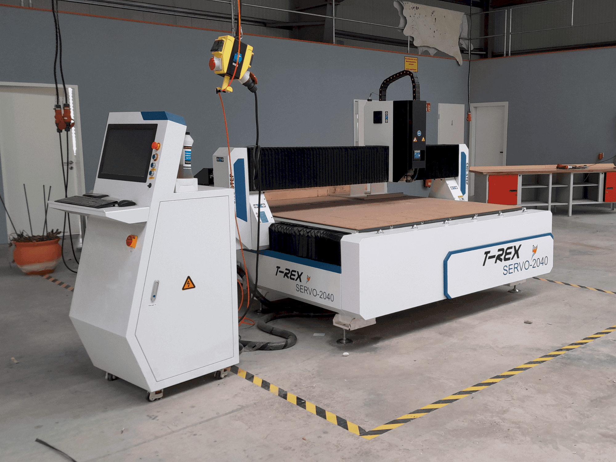 Čelní pohled na T-Rex Servo 2040 stroj