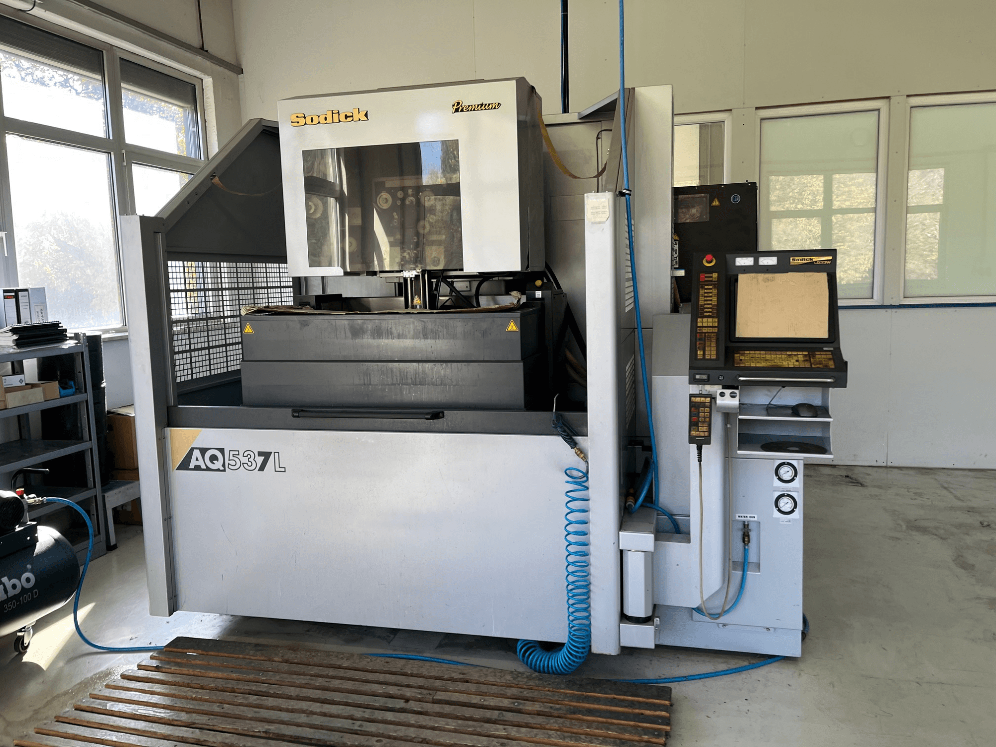 Elektrojiskrový obráběcí stroj Sodick AQ537L v čelním pohledu, s ovládacím panelem, vodním chlazením a pracovním prostorem.