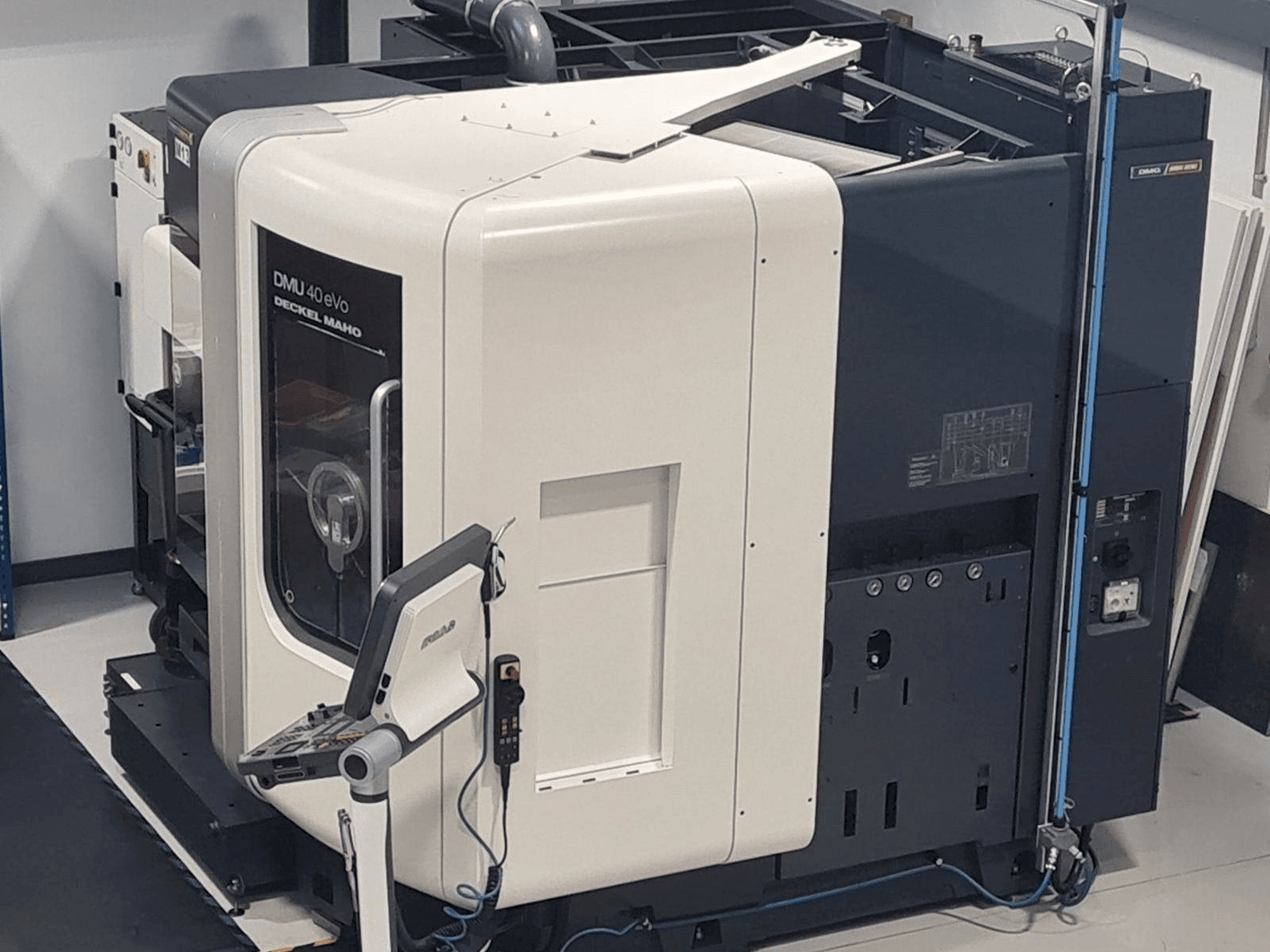 Čelní pohled na DMG MORI DMU40 eVo stroj