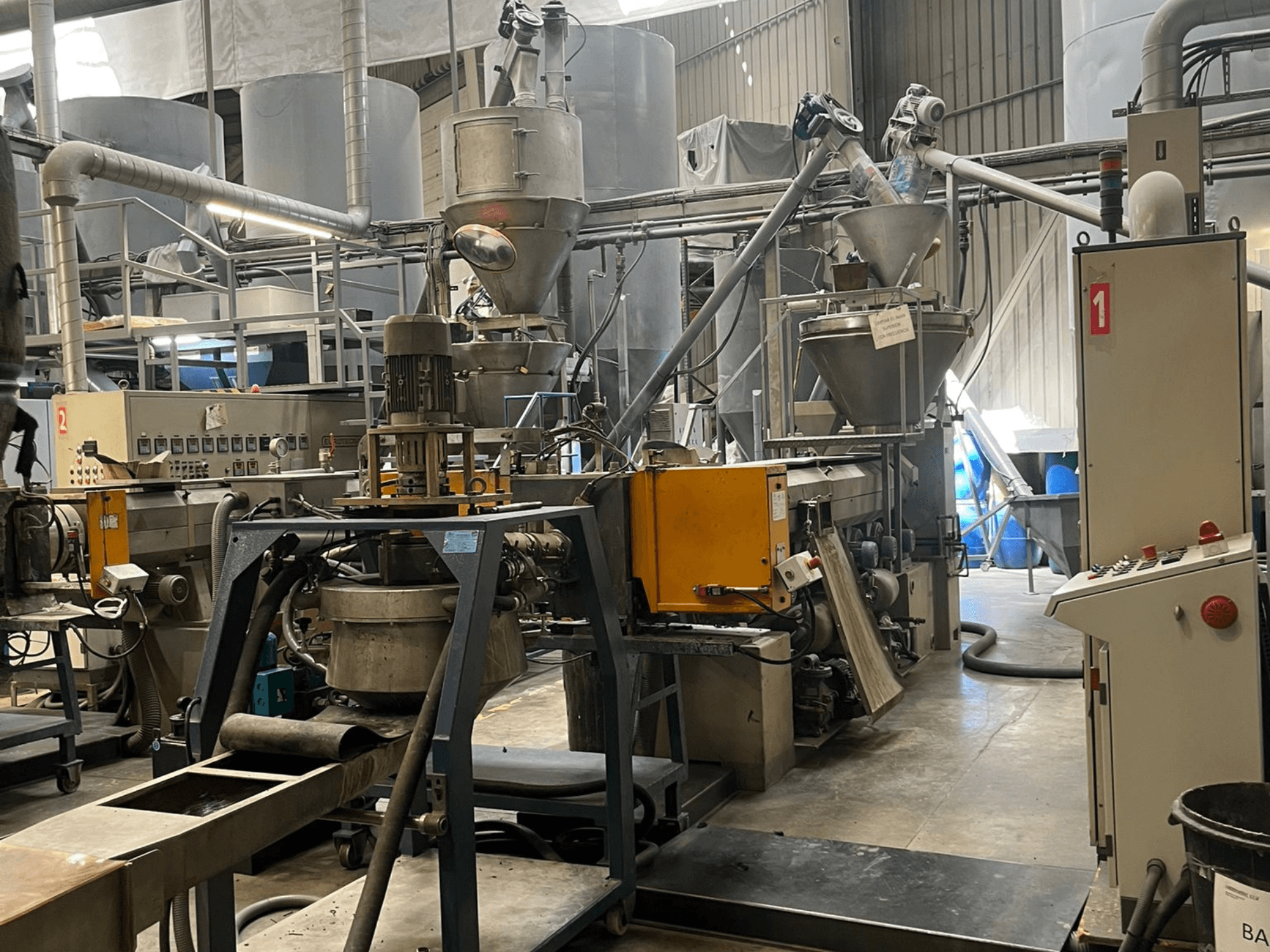 Jedšnekový extrudér EUROTECNO E12535D v továrním provedení, vybavený zpracovatelskými komponenty, násypkami a ovládacím panelem.