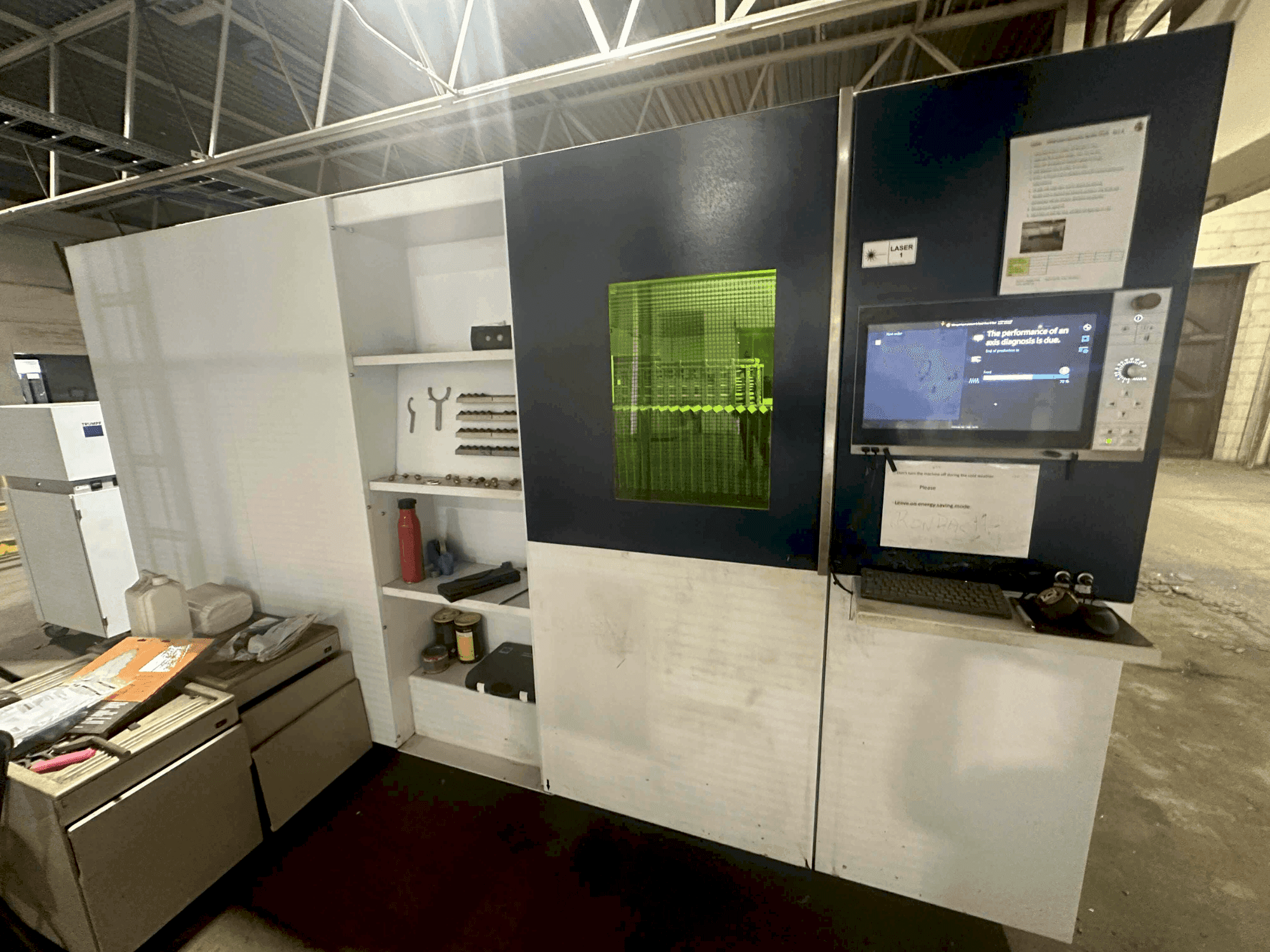 Čelní pohled na TRUMPF Trulaser 1040 Fiber stroj