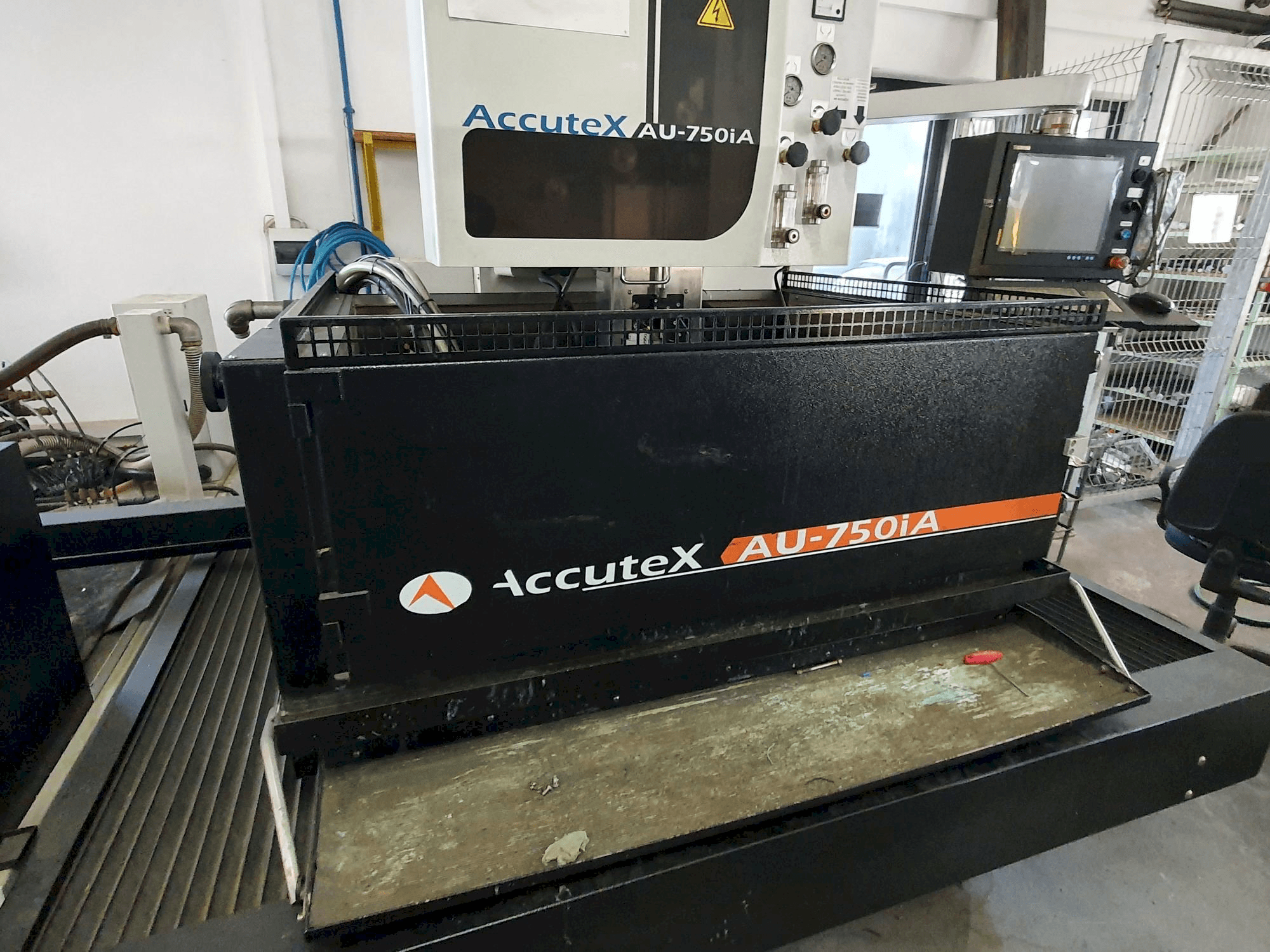 Čelní pohled na AccuteX AU-750iA stroj
