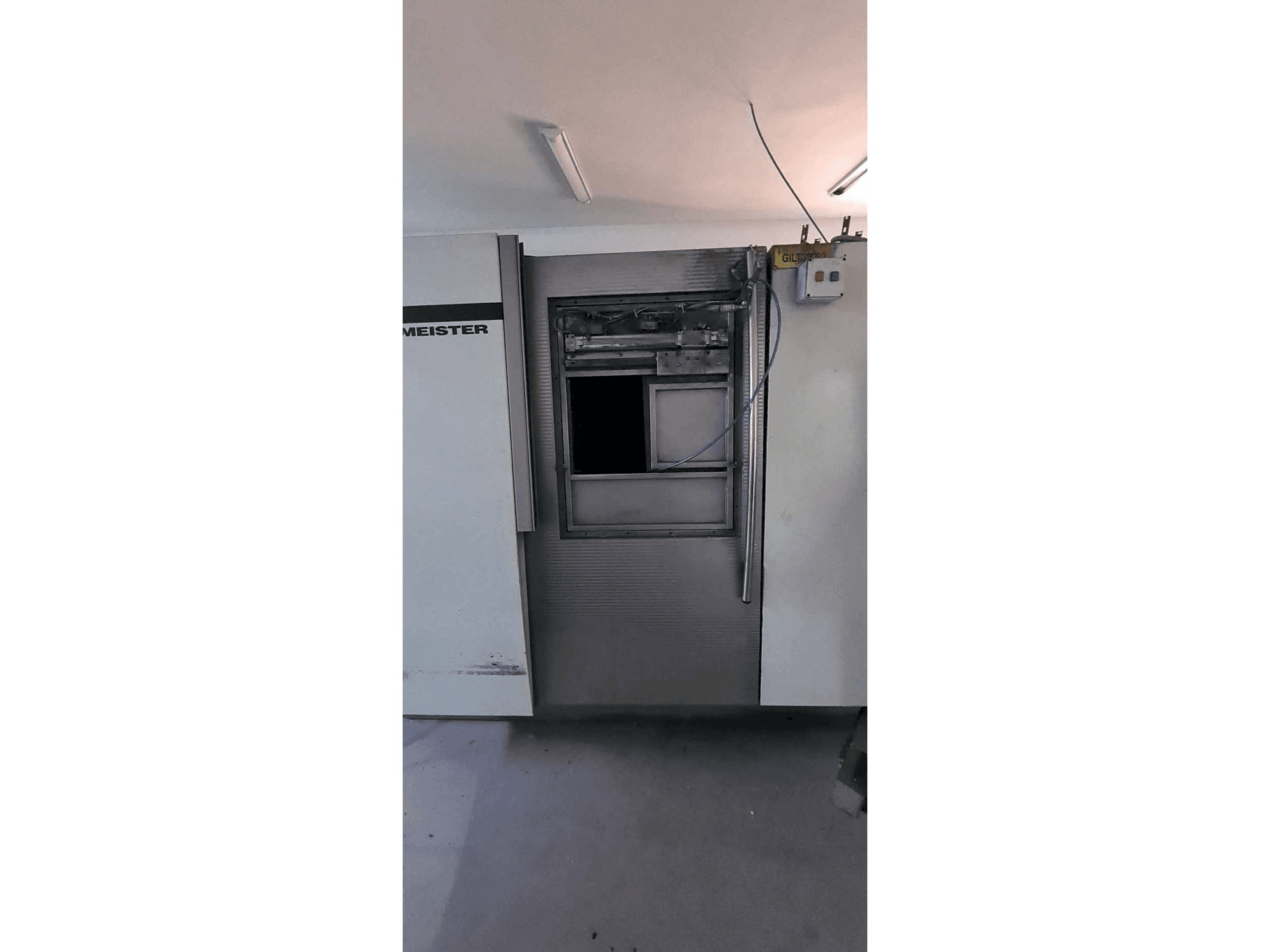 Čelní pohled na Gildemeister TWIN 32 stroj