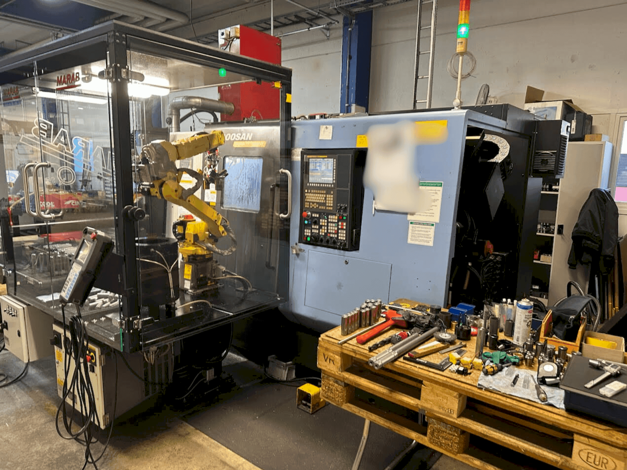 Čelní pohled na DOOSAN PUMA TT 1800 SY stroj