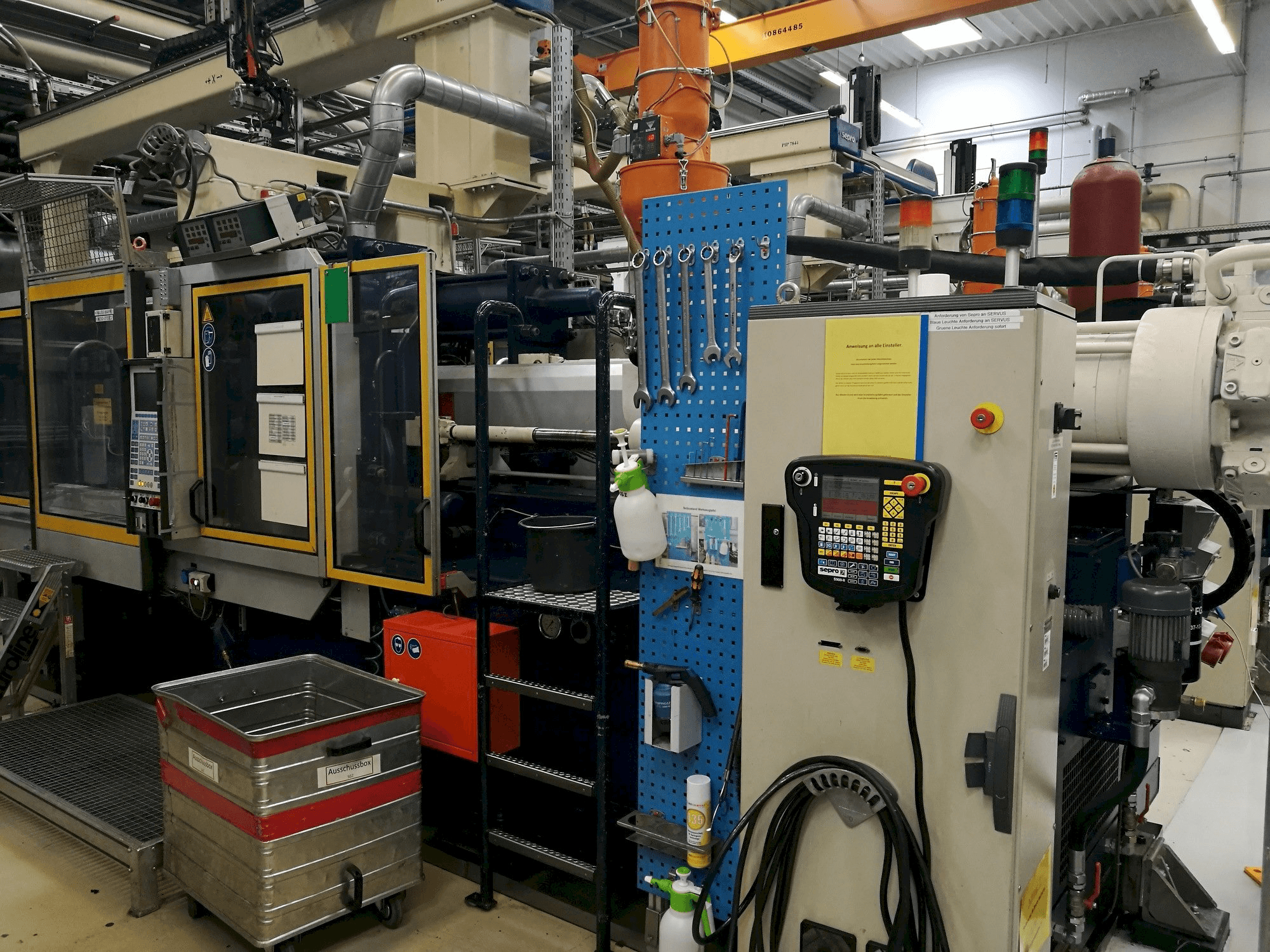 Čelní pohled na Krauss Maffei 350-2700 C2 stroj